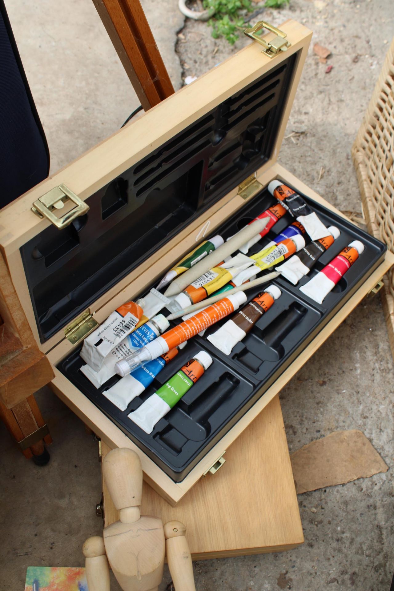 AN ASSORTMENT OF ARTISTS ITEMS TO INCLUDE EASELS AND PAINT BOXES ETC - Image 3 of 8