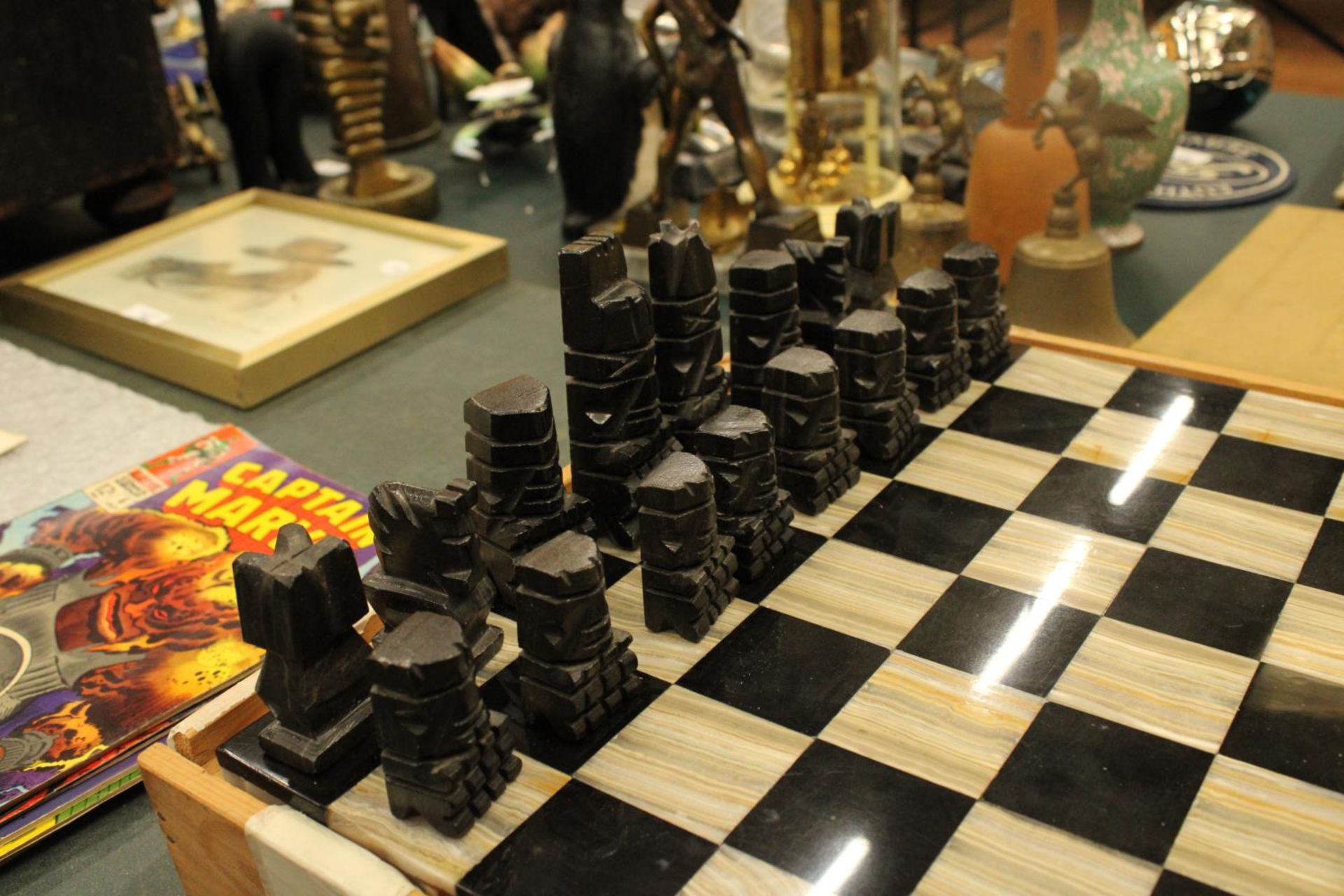 A COMPLETE MARBLE AND STONE CHESS SET WITH CARVED PIECES - Image 3 of 5