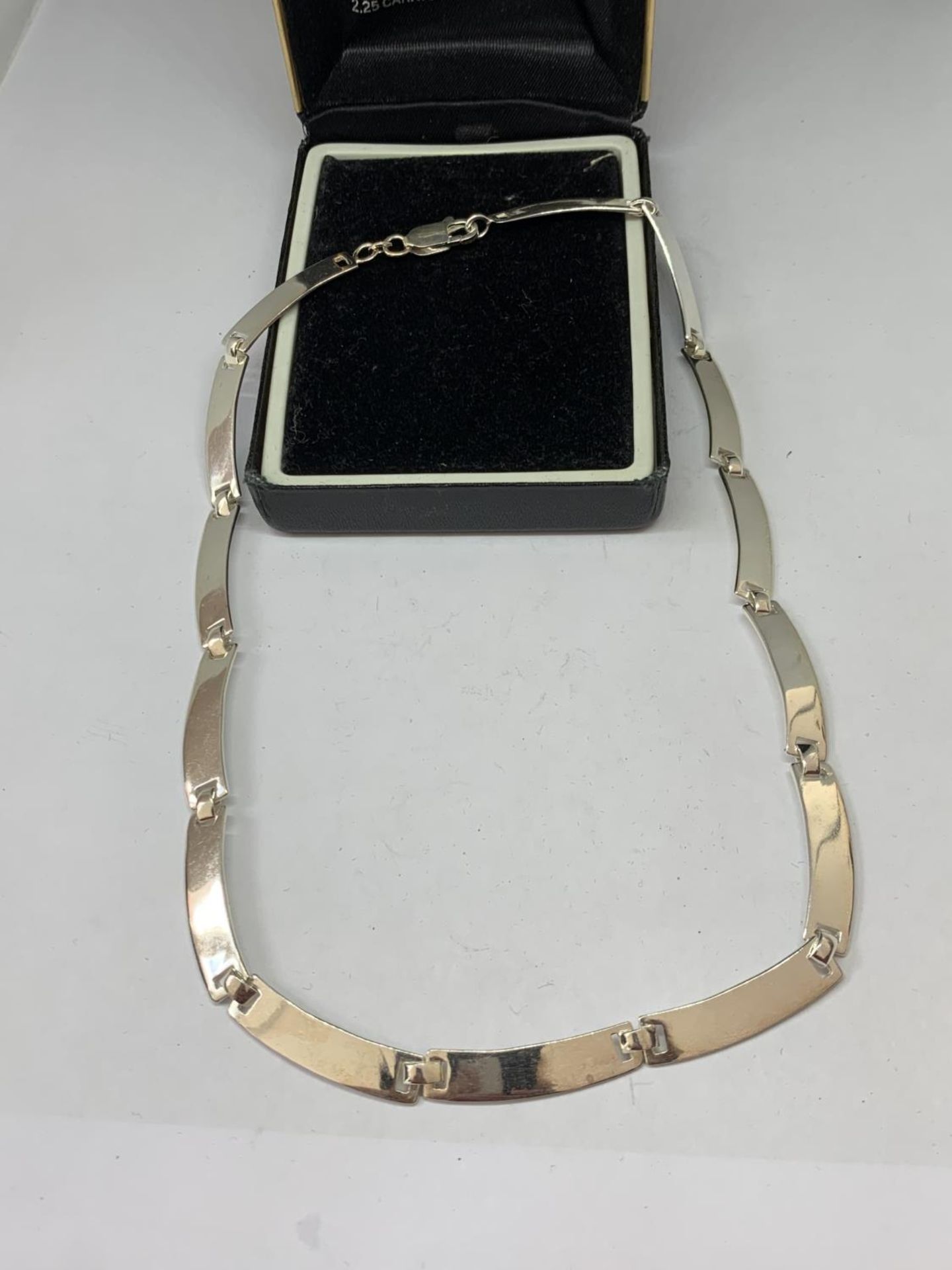 A SILVER BAR NECKLACE WITH A PRESENTATION BOX