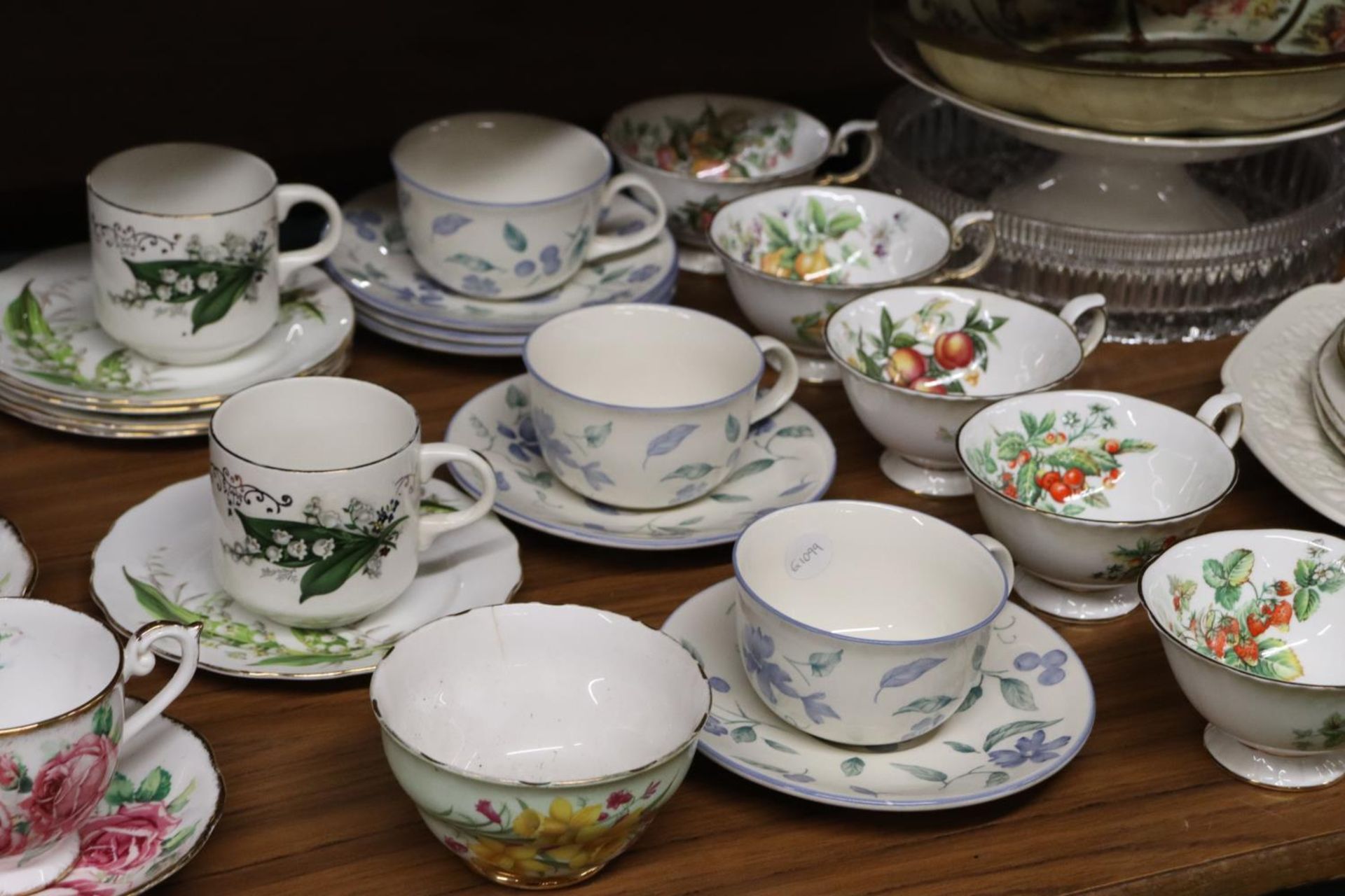 A LARGE QUANTITY OF VINTAGE CHINA CUPS AND SAUCERS TO INCLUDE ROYAL STAFFORD, COLCLOUGH, QUEEN ANNE, - Image 3 of 5