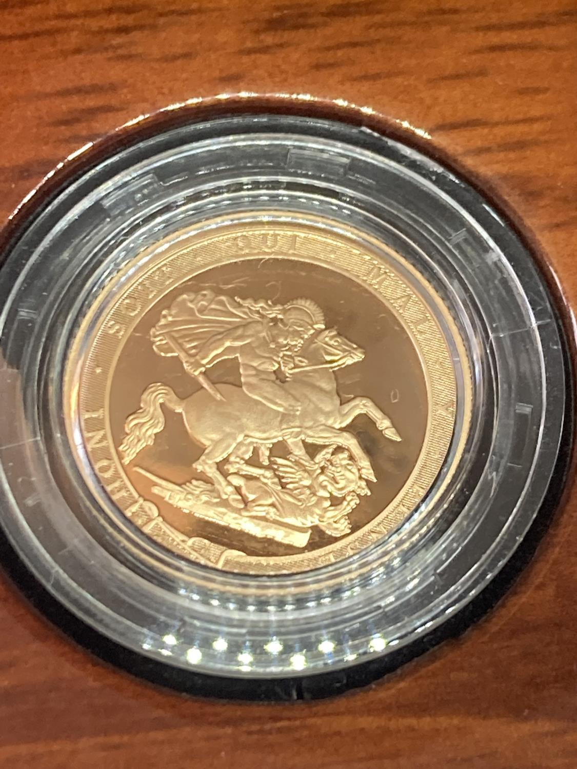 A 2017 THE SOVEREIGN GOLD PROOF LIMITED EDITION NUMBER 4,564 OF 10,500 IN A WOODEN BOXED CASE - Bild 2 aus 5