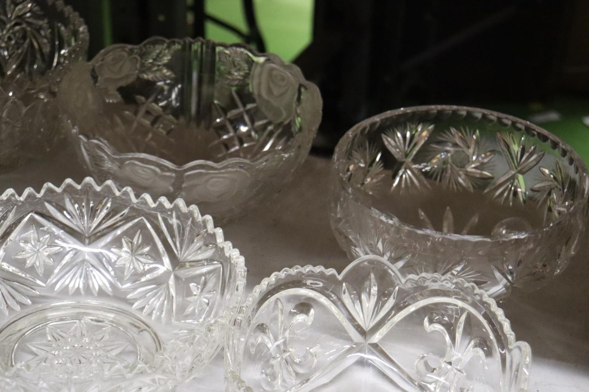A QUANTITY OF GLASS FOOTED CAKE STANDS AND BOWLS - Bild 3 aus 5