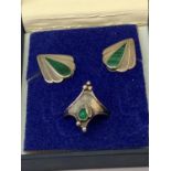 A SILVER GREEN STONE RING AND EARRINGS IN A PRESENTATION BOX
