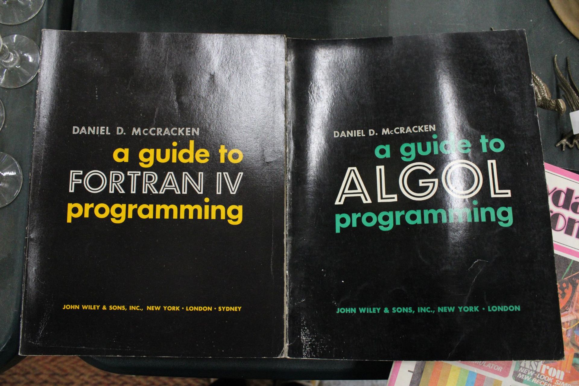 FIVE VINTAGE COMPUTER MANUALS - Image 3 of 3