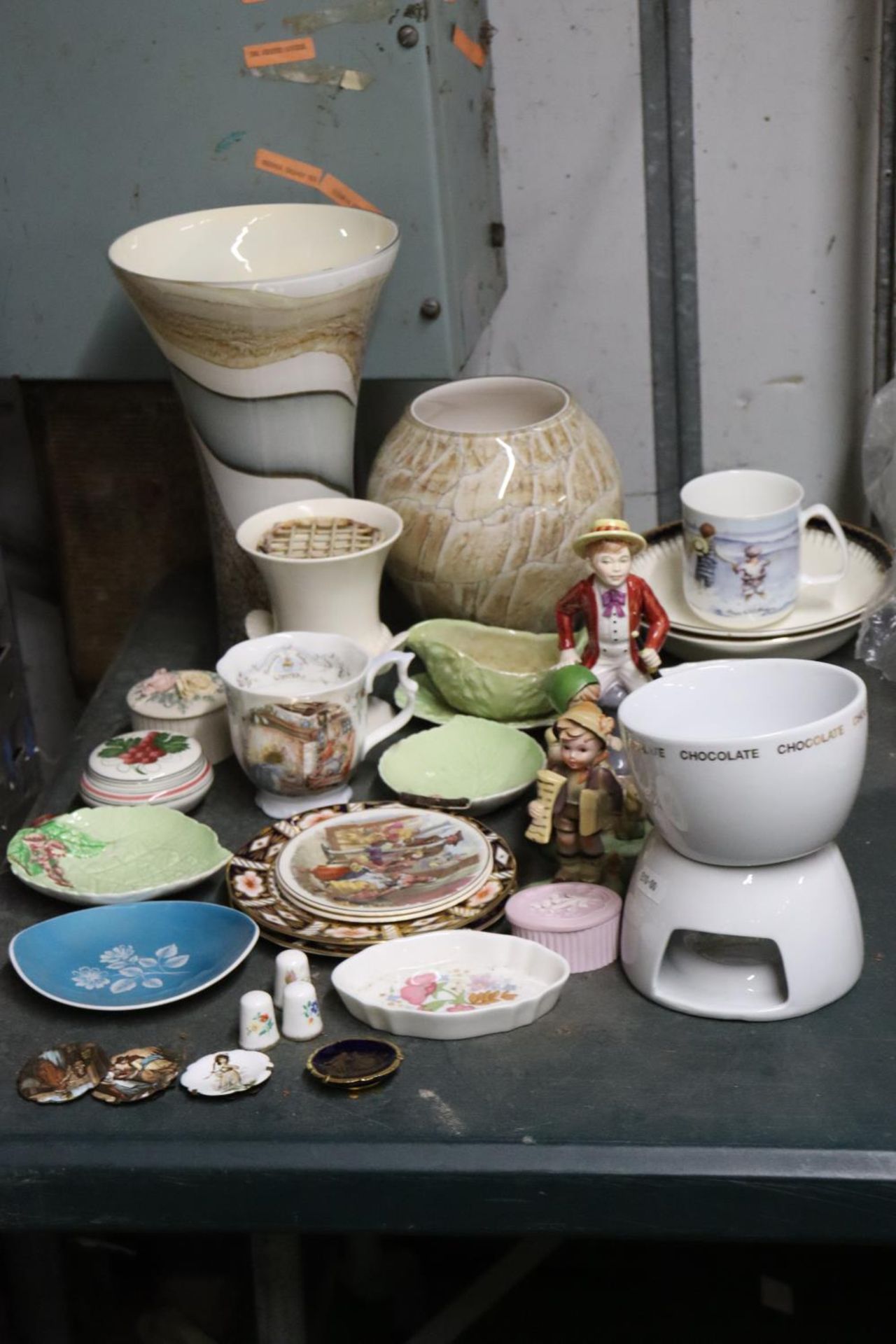 A COLLECTION OF CERAMICS TO INCLUDE FIGURINES, PLATES, VASES ETC