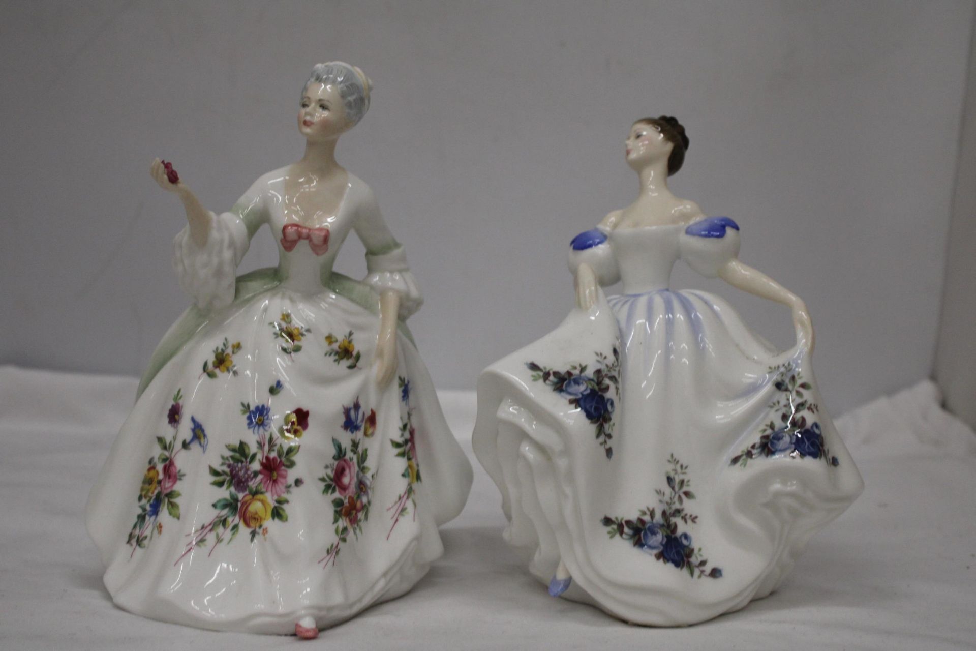 TWO ROYAL DOULTON FIGURES DIANA HN 2468 AND BEATRICE HN 3263 - Bild 2 aus 7