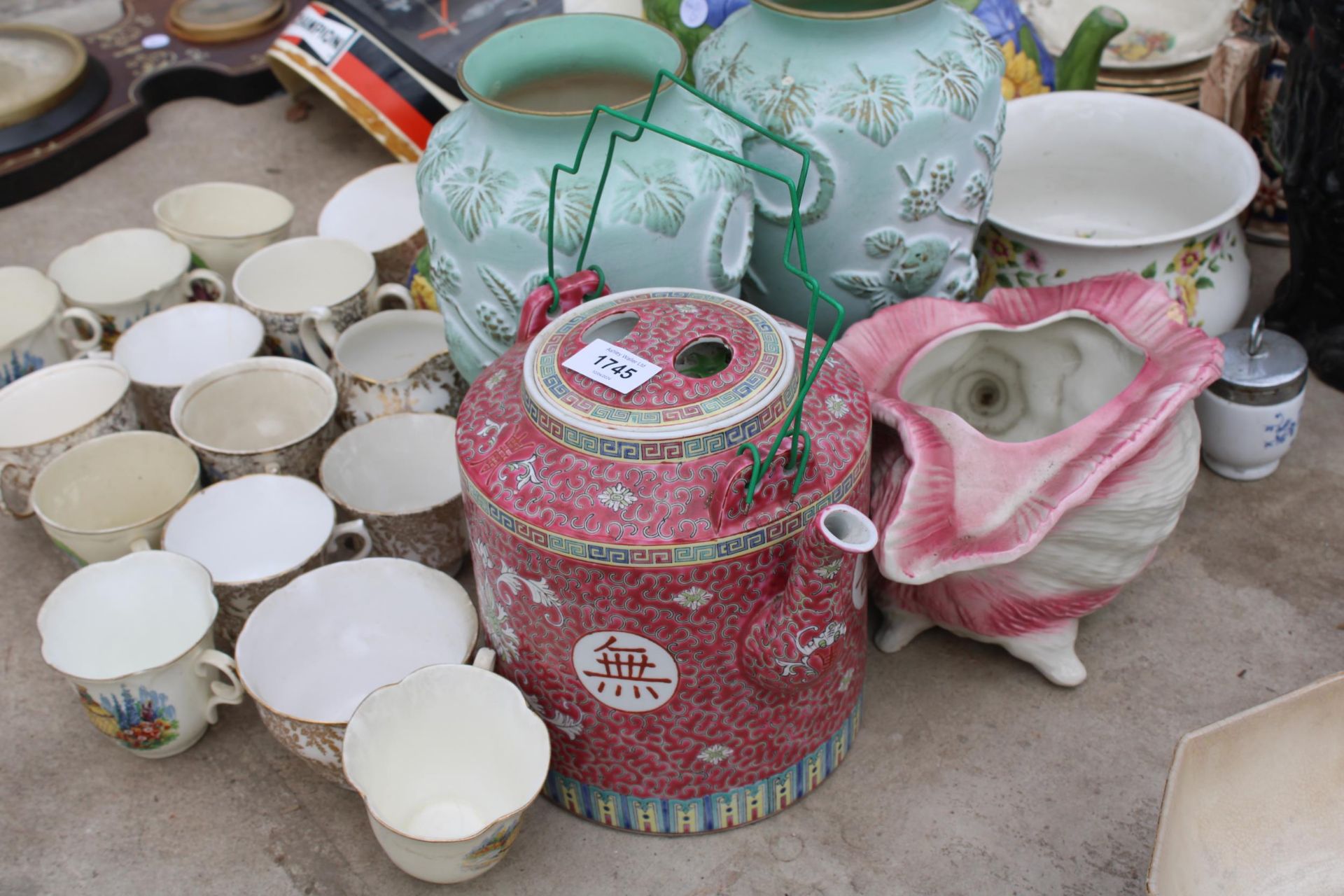 AN ASSORTMENT OF ITEMS TO INCLUDE A WEDGWOOD QUEENS WARE VASE, AN ORIENTAL STYLE TEAPOT AND CUPS ETC - Image 3 of 4