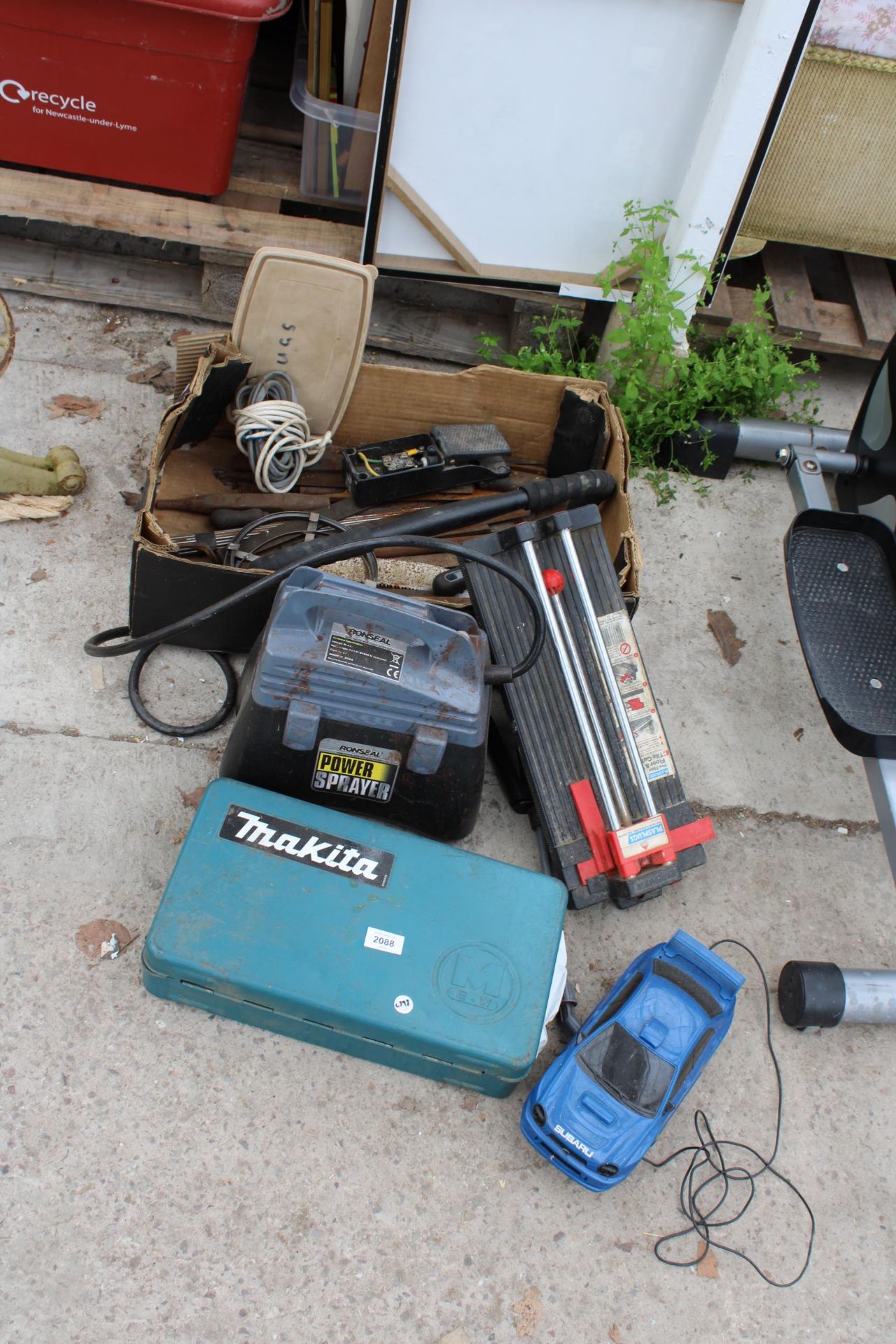 AN ASSORTMENT OF ITEMS TO INCLUDE A POWER SPRAYER, A MAKITA TOOL BOX AND A TILE CUTTER ETC