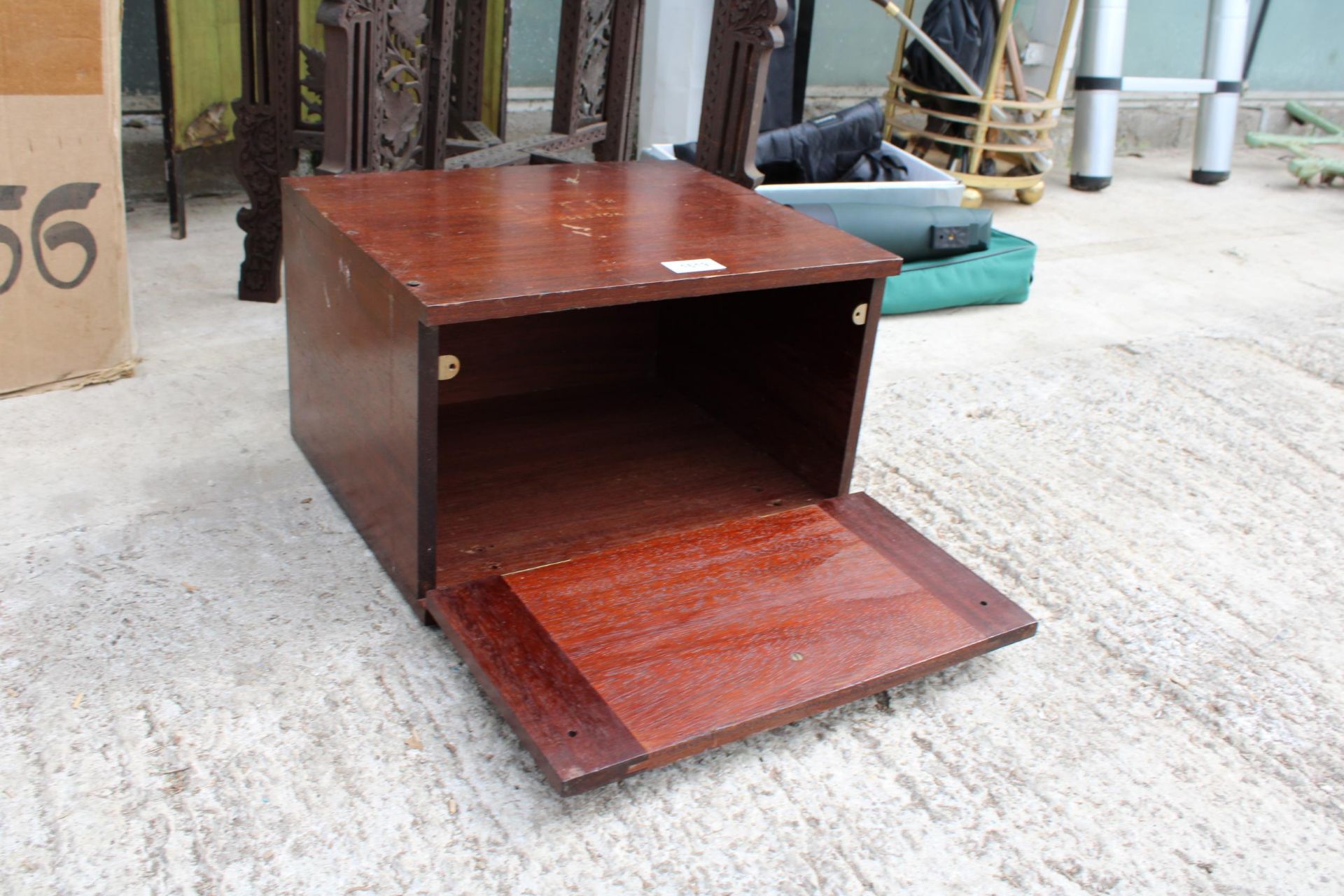 A TWO SECTION VINTAGE SCREEN, A WOODEN BOX AND A CARVED HARDWOOD TABLE BASE - Image 4 of 4