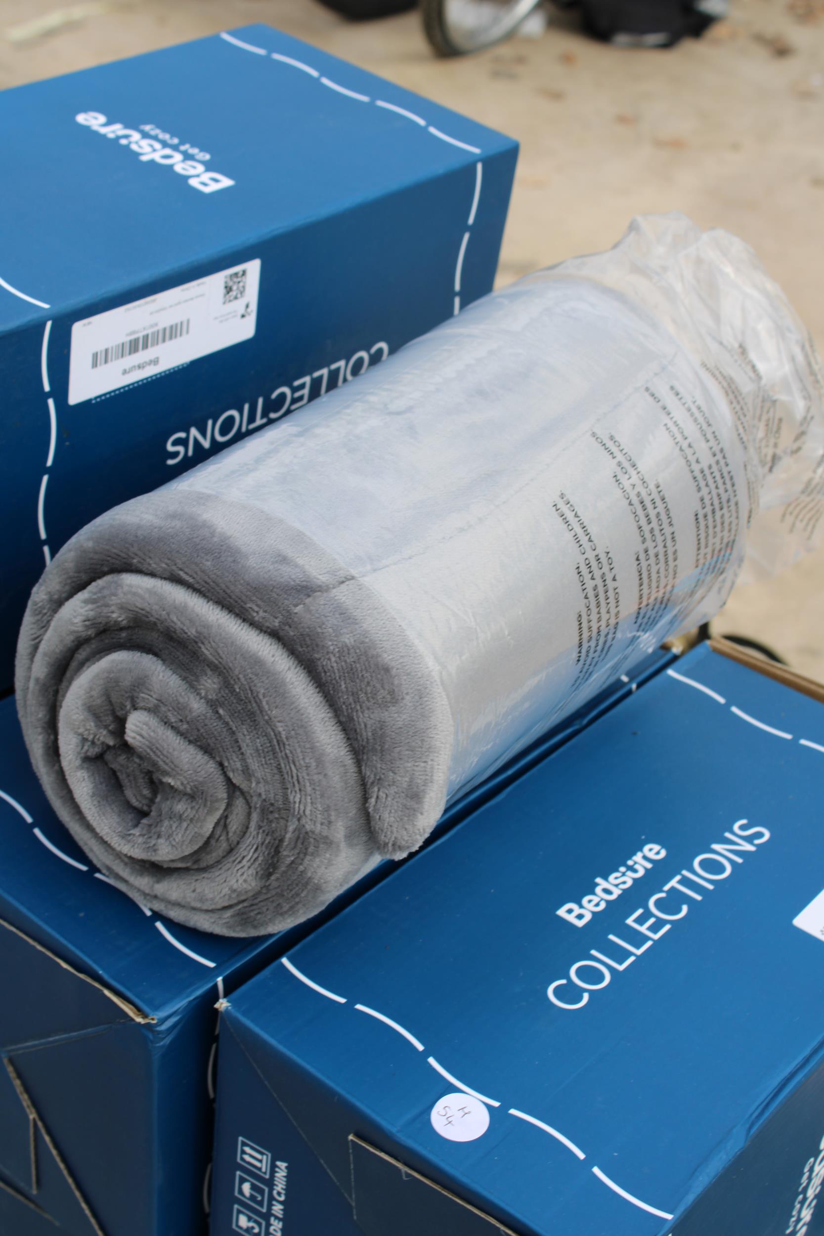 TEN AS NEW AND BOXED SOLID G4 SHERPA BLANKETS (150X200( - Image 2 of 3