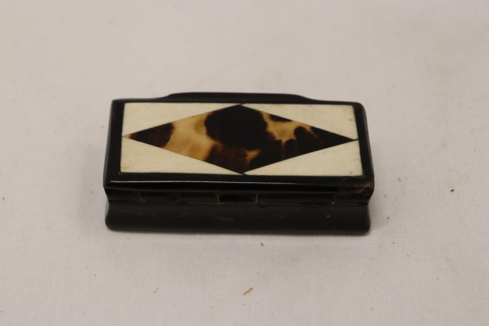 A HORN SNUFF BOX