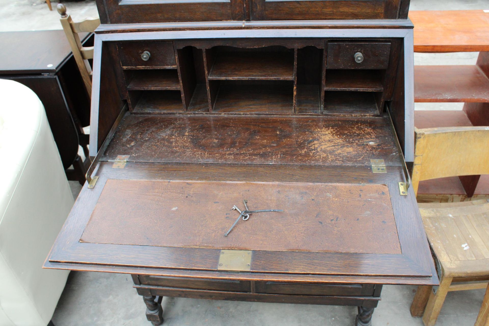 AN EARLY 20TH CENTURY OAK BUREAU BOOKCASE WITH GLAZED AND LEADED UPPER PORTION ENCLOSING CUTLERY - Image 3 of 7