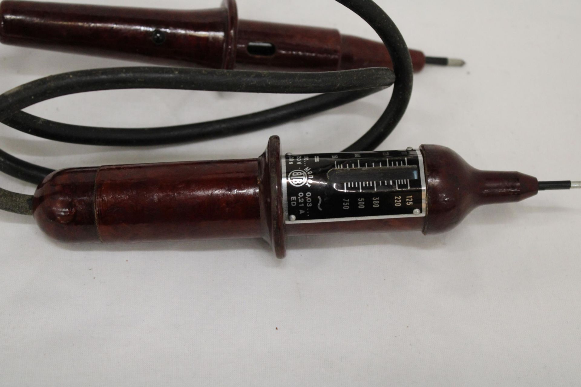 A 'MANOX' VOLTAGE TESTER IN ORIGINAL CASE - Bild 2 aus 5