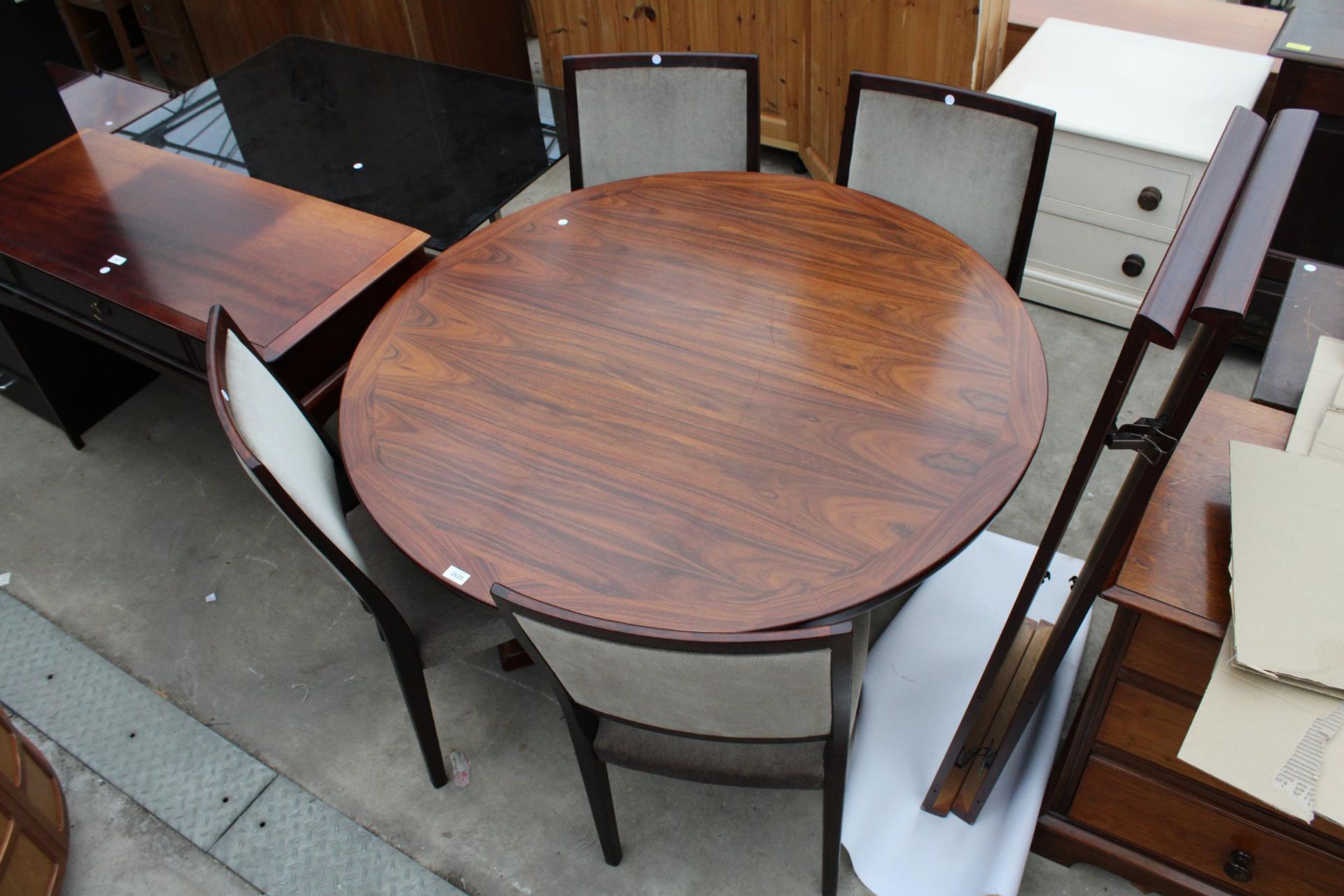 A RETRO HARDWOOD 49" DIAMETER EXTENDING DINING TABLE WITH TWO LEAVES (20" EACH) AND FOUR DINING - Bild 2 aus 7