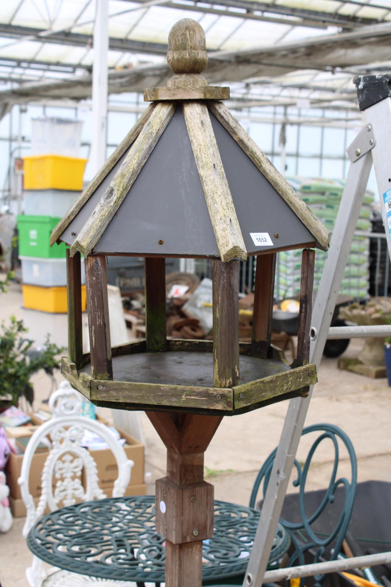 A WOODEN BIRDTABLE WITH SLATE EFFECT ROOF - Image 2 of 3
