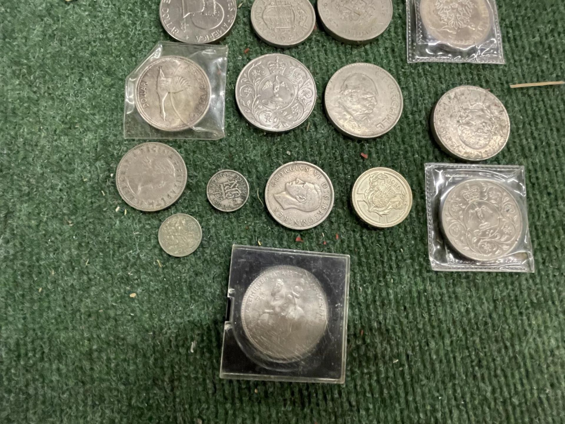 A SELECTION OF PRE-DECIMAL GB CROWNS AND HALF CROWNS - Bild 4 aus 4