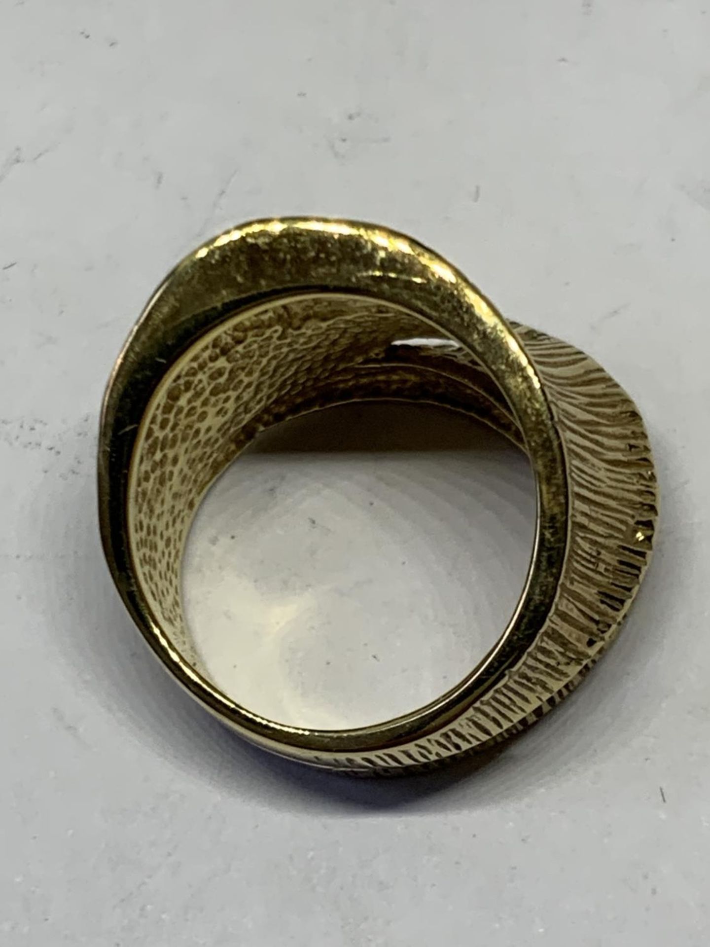 A SILVER GILT RING - Image 3 of 3