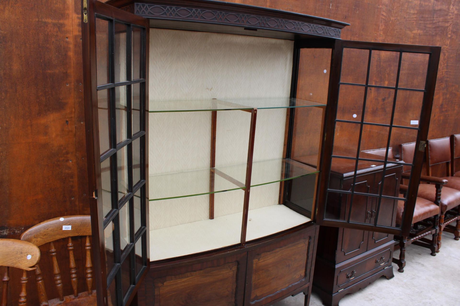 AN EARLY 20TH CENTURY MAHOGANY TWO DOOR DISPLAY CABINET WITH CUPBOARDS TO BASE ON TAPERING LEGS WITH - Bild 4 aus 4