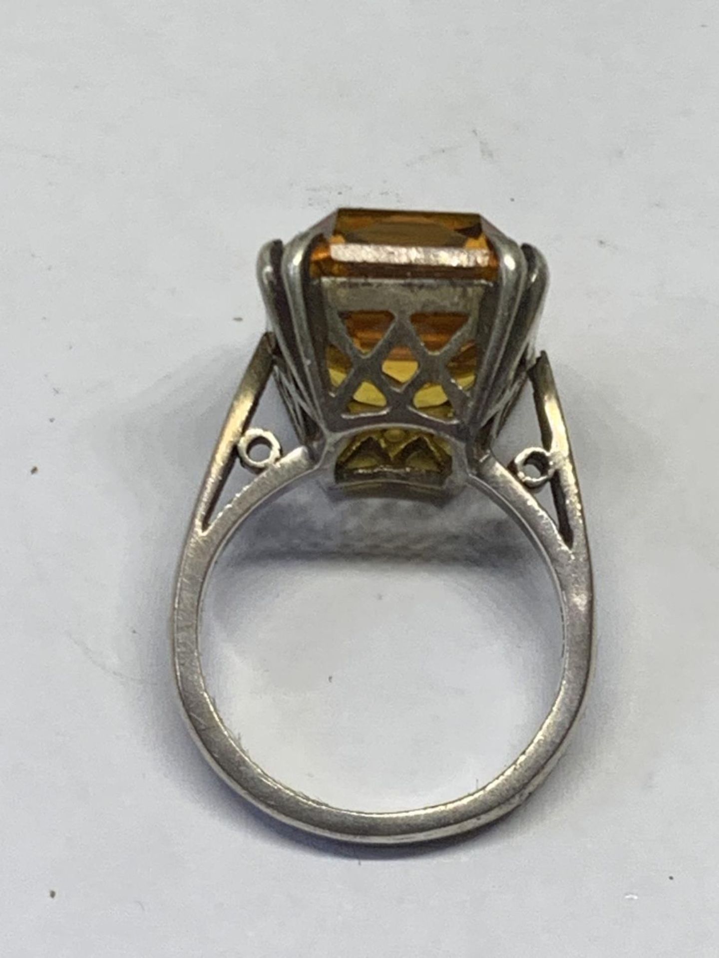 A SILVER AND YELLOW STONE RING IN A PRESENTATION BOX - Image 3 of 3