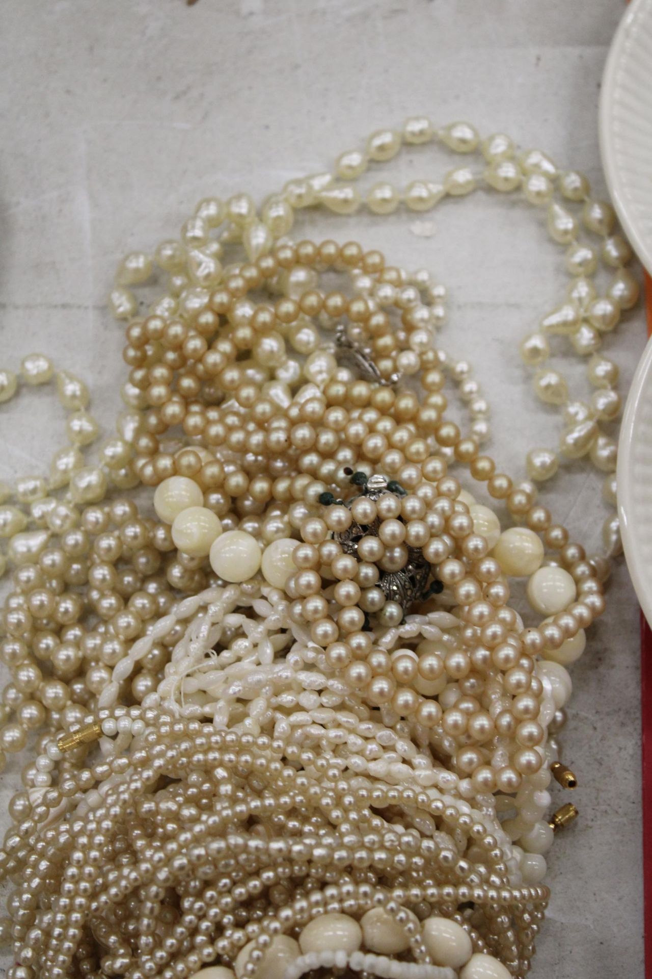 A QUANTITY OF WHITE AND CREAM COSTUME JEWELLERY NECKLACES - Image 4 of 5