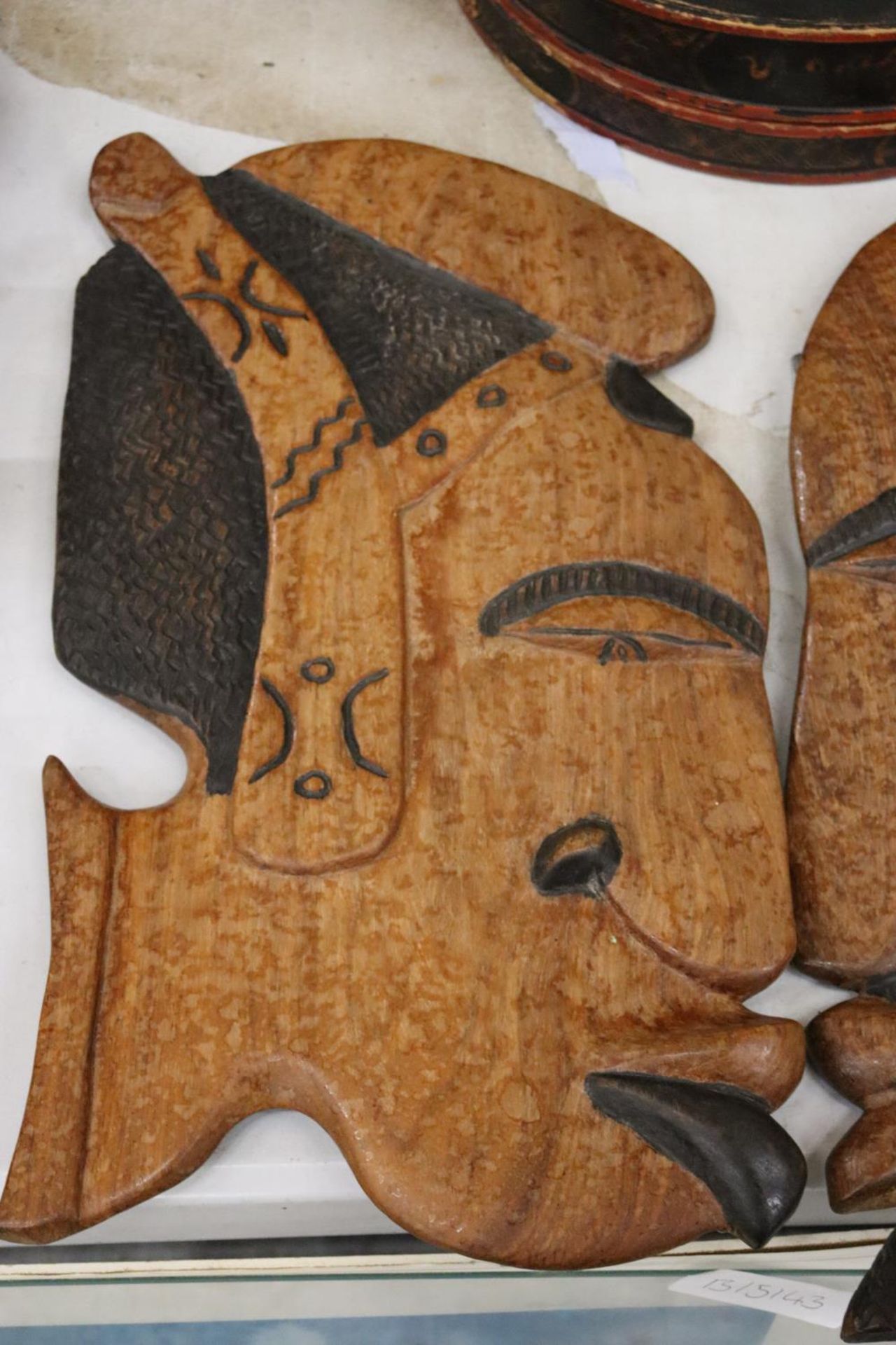 A PAIR OF LARGE CARVED WOODEN HEADS, IN THE STYLE OF PICASSO, 48CM X 26CM - Image 2 of 4