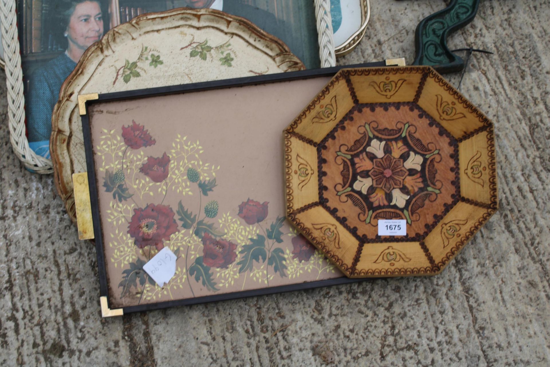 AN ASSORTMENT OF VARIOUS VINTAGE AND RETRO SERVING TRAYS - Bild 2 aus 3