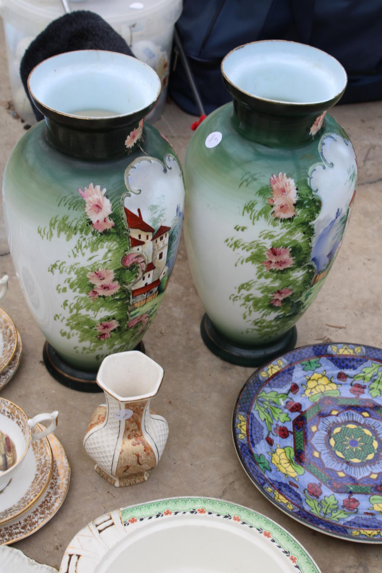 AN ASSORTMENT OF CERAMICS TO INCLUDE PLATES, A PAIR OF VASES AND TRIOS ETC - Image 4 of 4