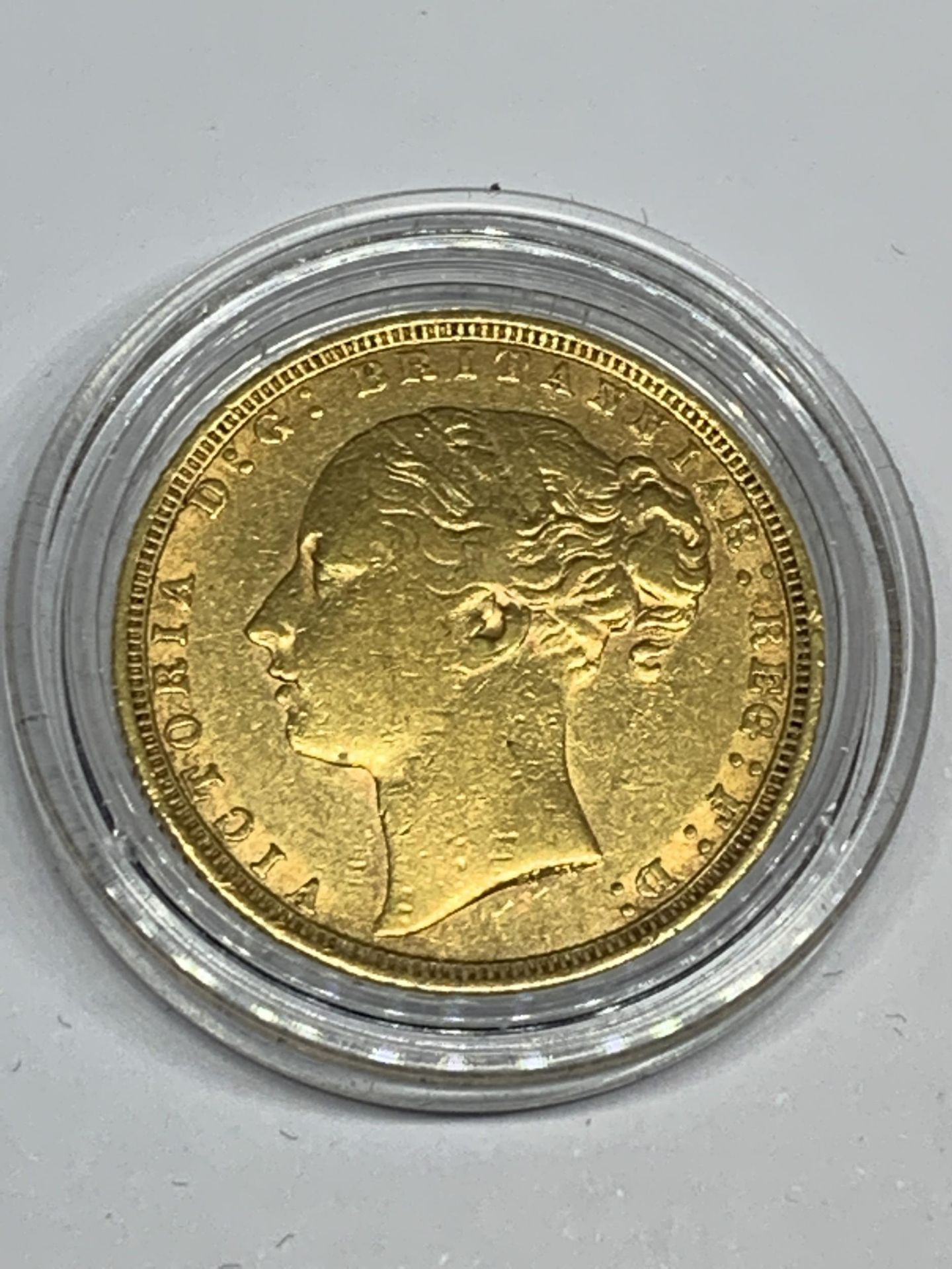 AN 1872 GOLD SOVEREIGN QUEEN VICTORIA YOUNG HEAD - Image 2 of 2