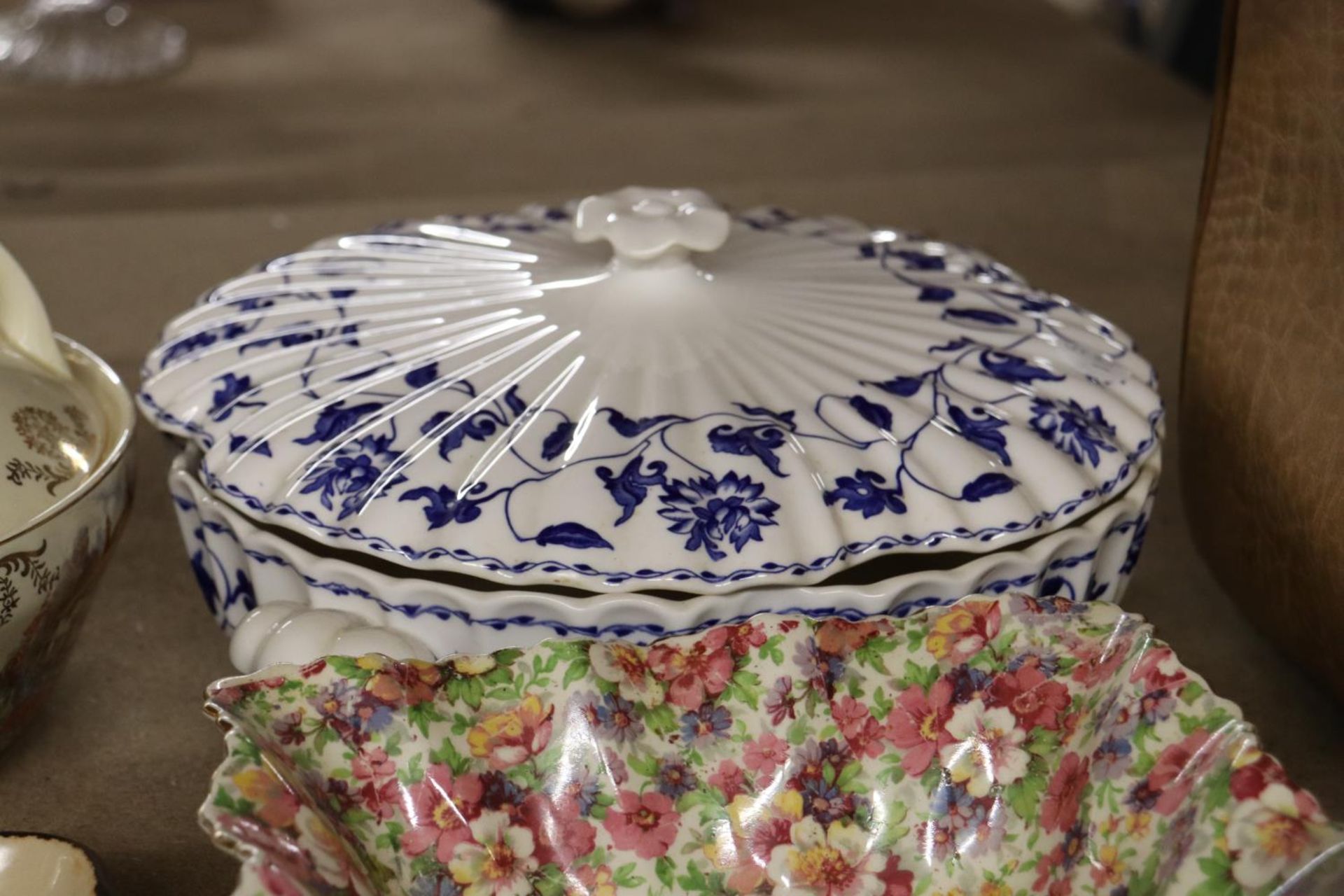 A QUANTITY OF CERAMICS TO INCLUDE A CHINTZ BOWL, SERVING TUREENS, ETC - Image 5 of 5
