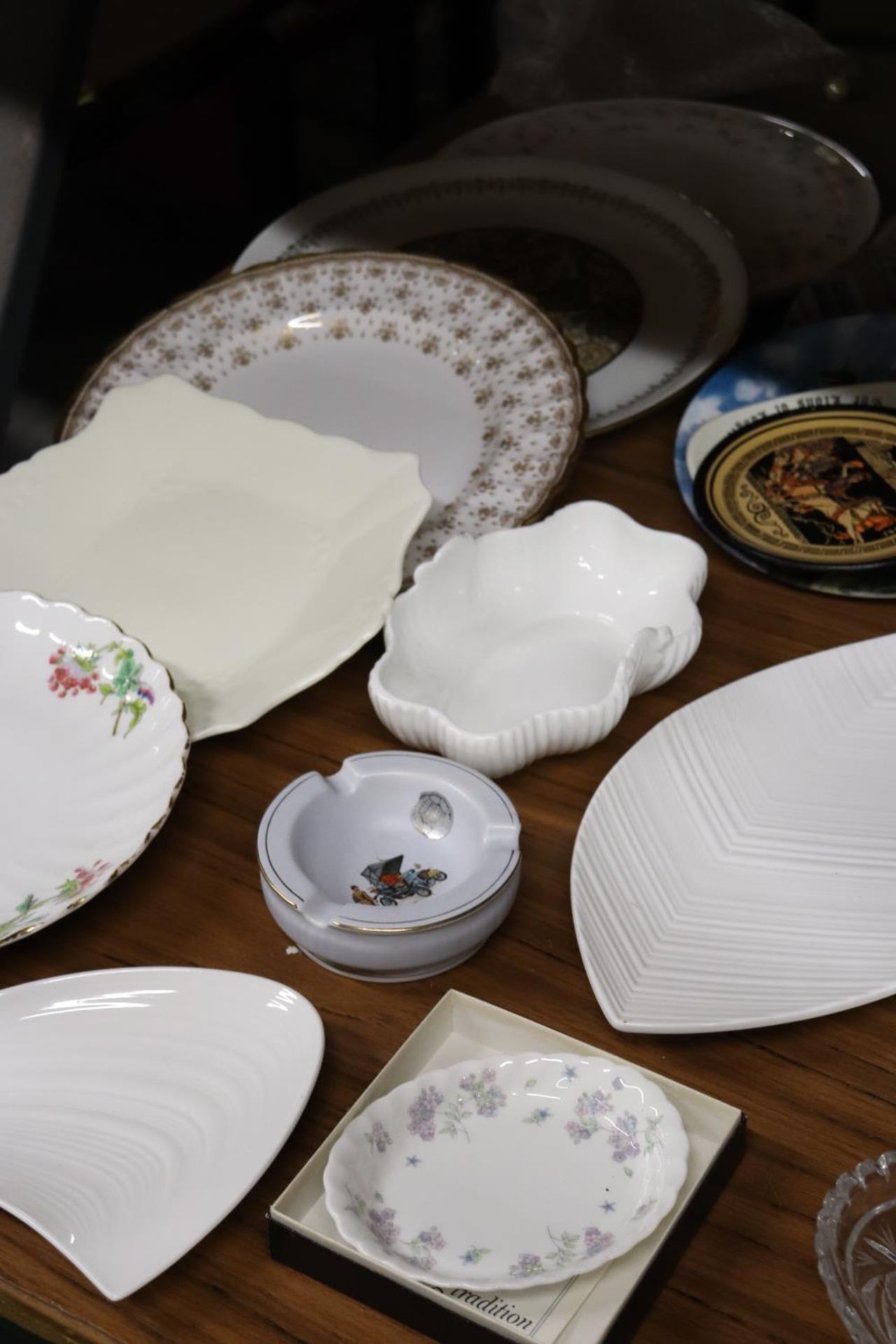 A COLLECTION OF PLATES TO INCLUDE CABINET PLATES AND TWO PIECES OF WEDGWOOD 'ETHEREAL' - Image 4 of 4