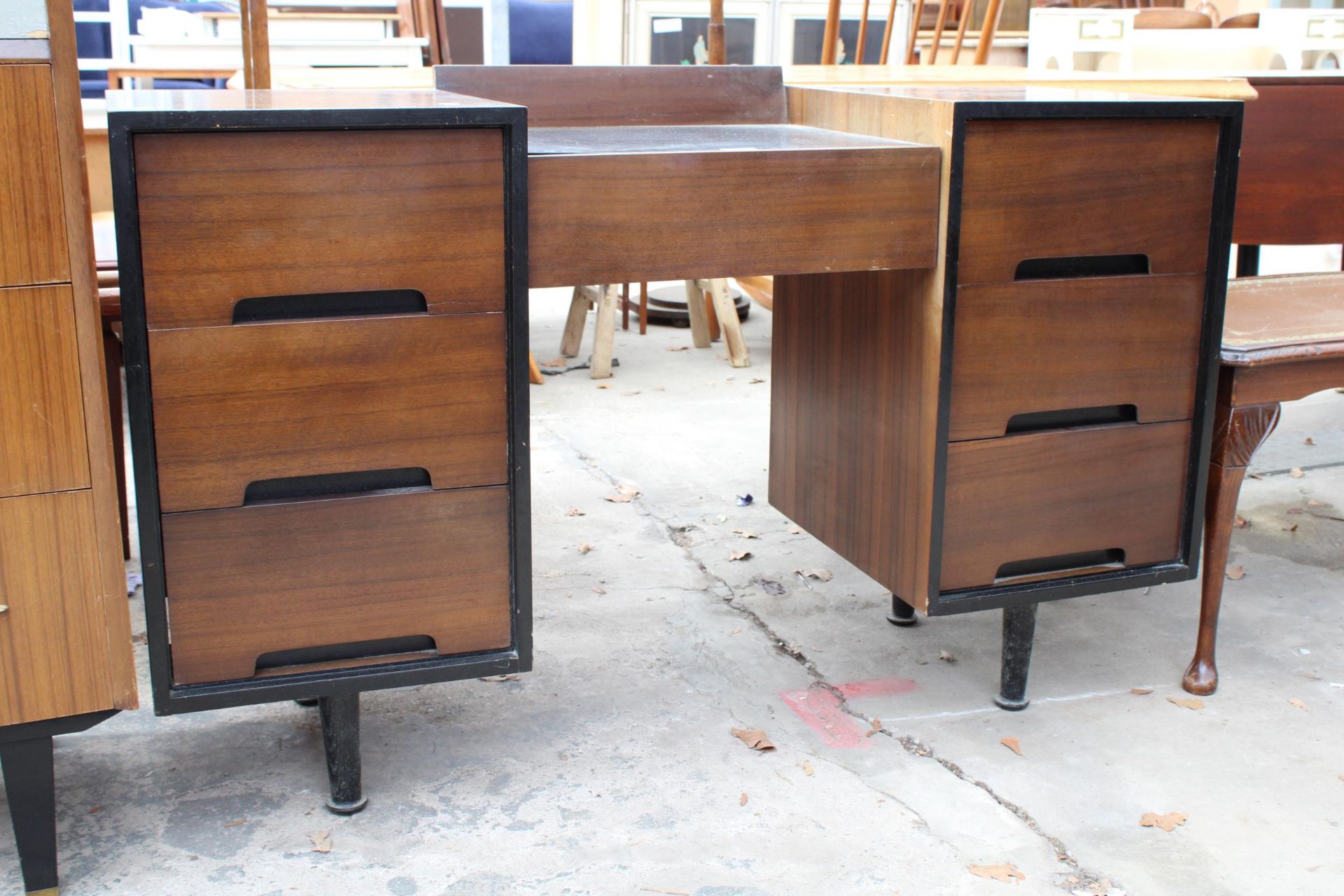 A RETRO STAG TWIN PEDESTAL DESK/DRESSING TABLE ENCLOSING SEVEN DRAWERS 48" WIDE - Image 3 of 3