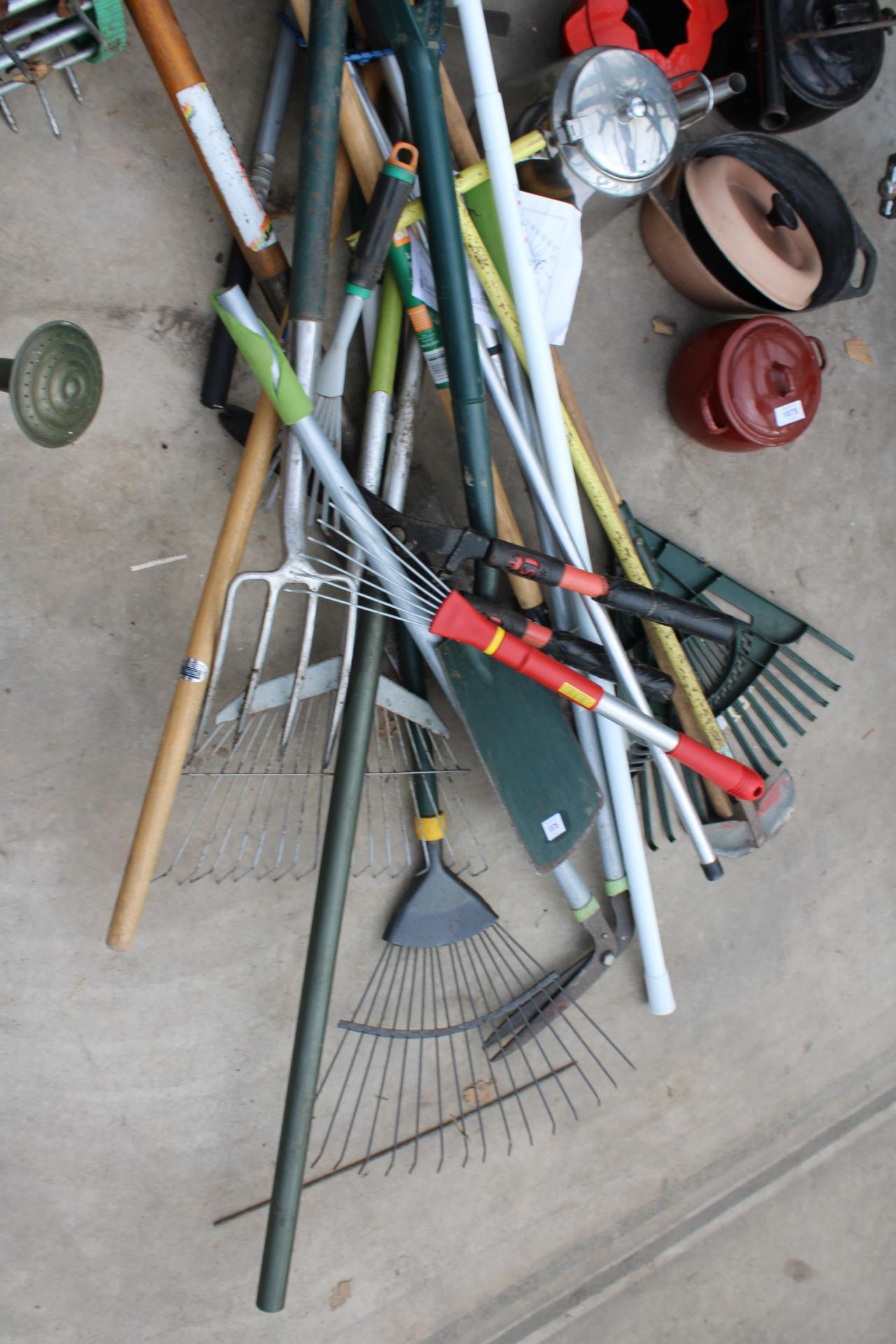 AN ASSORTMENT OF GARDEN ITEMS TO INCLUDE SPADES, FORKS, RAKES AND A SEEDER ETC - Image 4 of 4