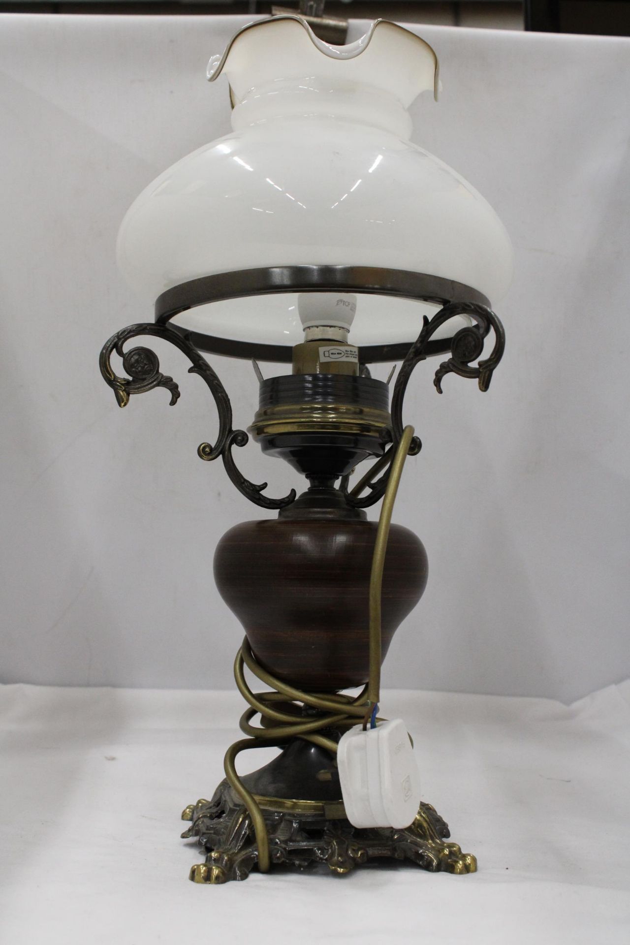 A VINTAGE STYLE TABLE LAMP IN THE STYLE OF AN OIL LAMP, WITH FLUTED GLASS SHADE, WOODEN MIDDLE AND - Bild 3 aus 4