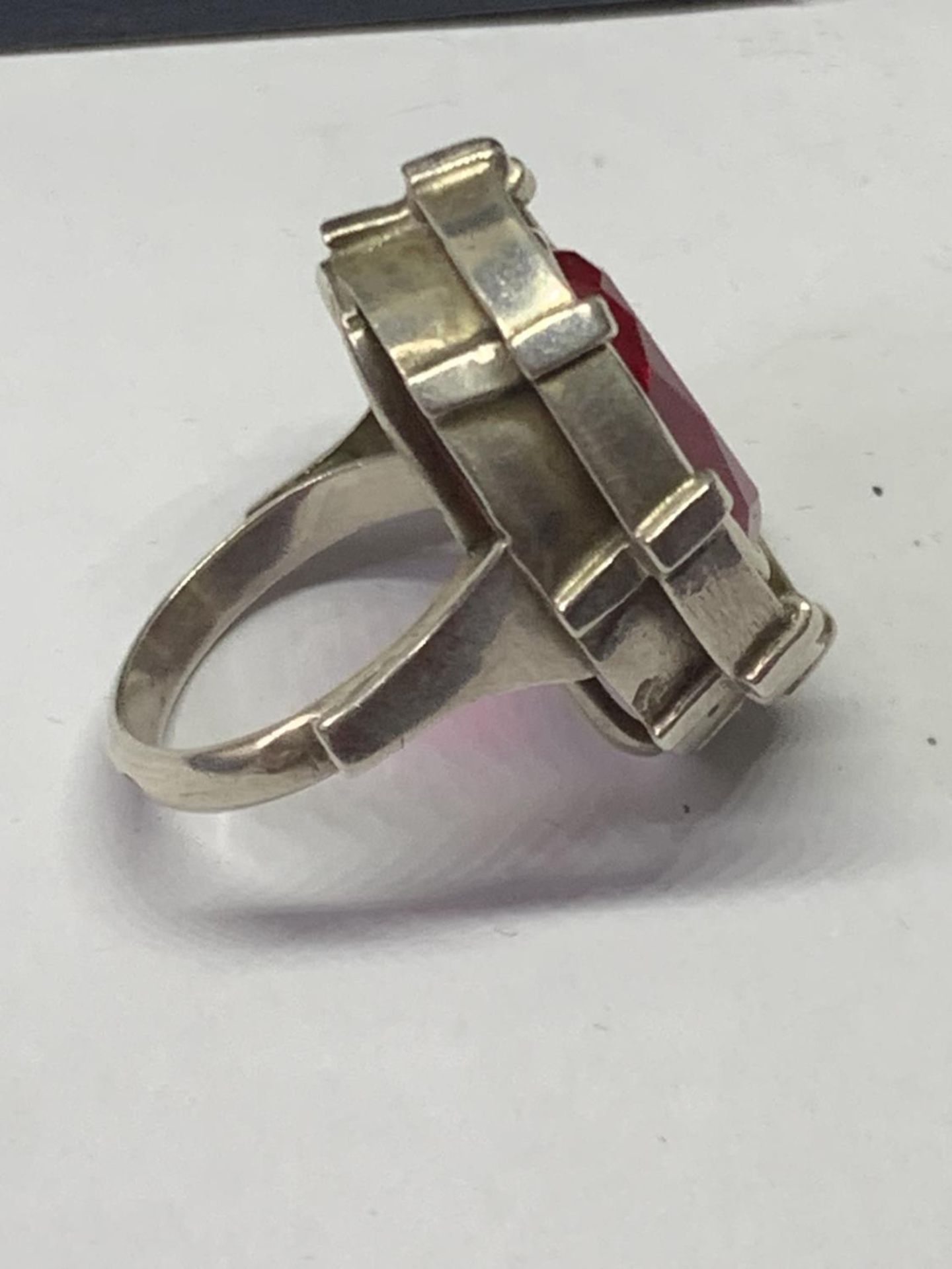 AN OVAL DESIGNER RING WITH RED STONE IN A PRESENTATION BOX - Image 3 of 3