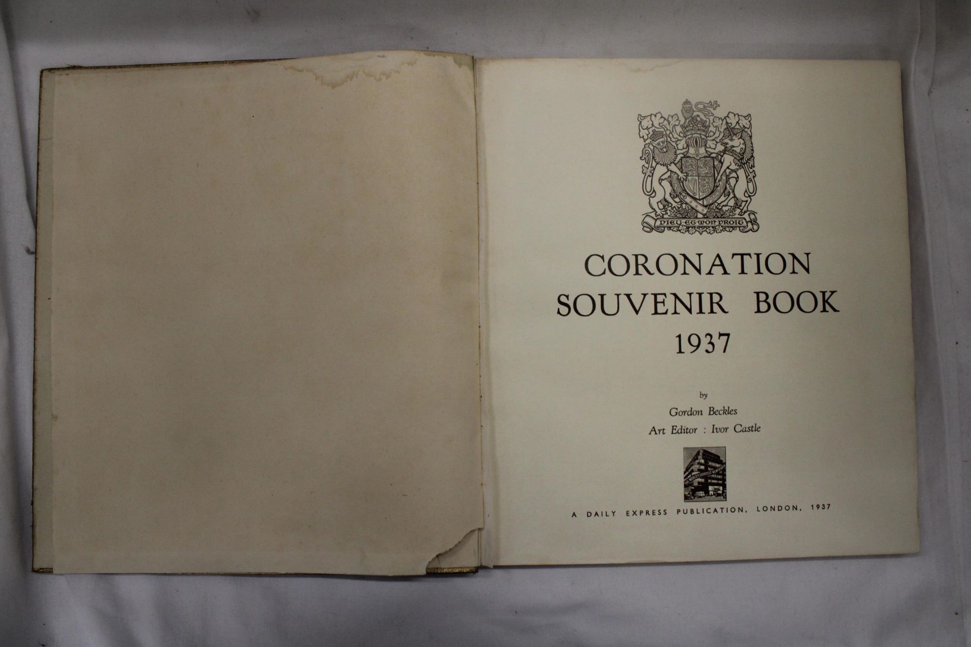 A 1937 CORONATION SOUVENIR BOOK - Bild 2 aus 6