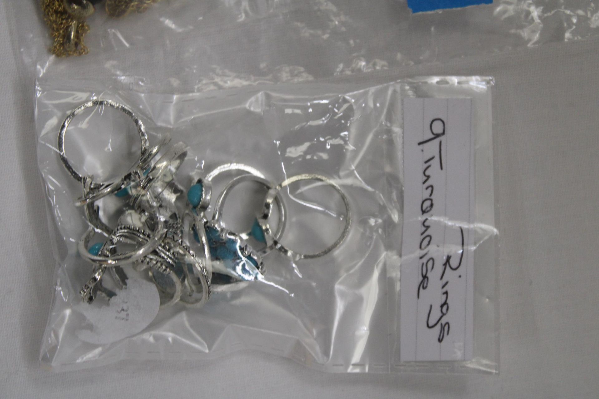 A QUANTITY OF COSTUME JEWELLERY TO INCLUDE OPAL AND TURQUOISE RINGS, PENDANTS AND CHAINS - Image 4 of 4