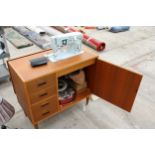 A RETRO TEAK SEWING CABINET WITH ELECTRIC SINGER SEWING MACHINE AND ACCESSORIES