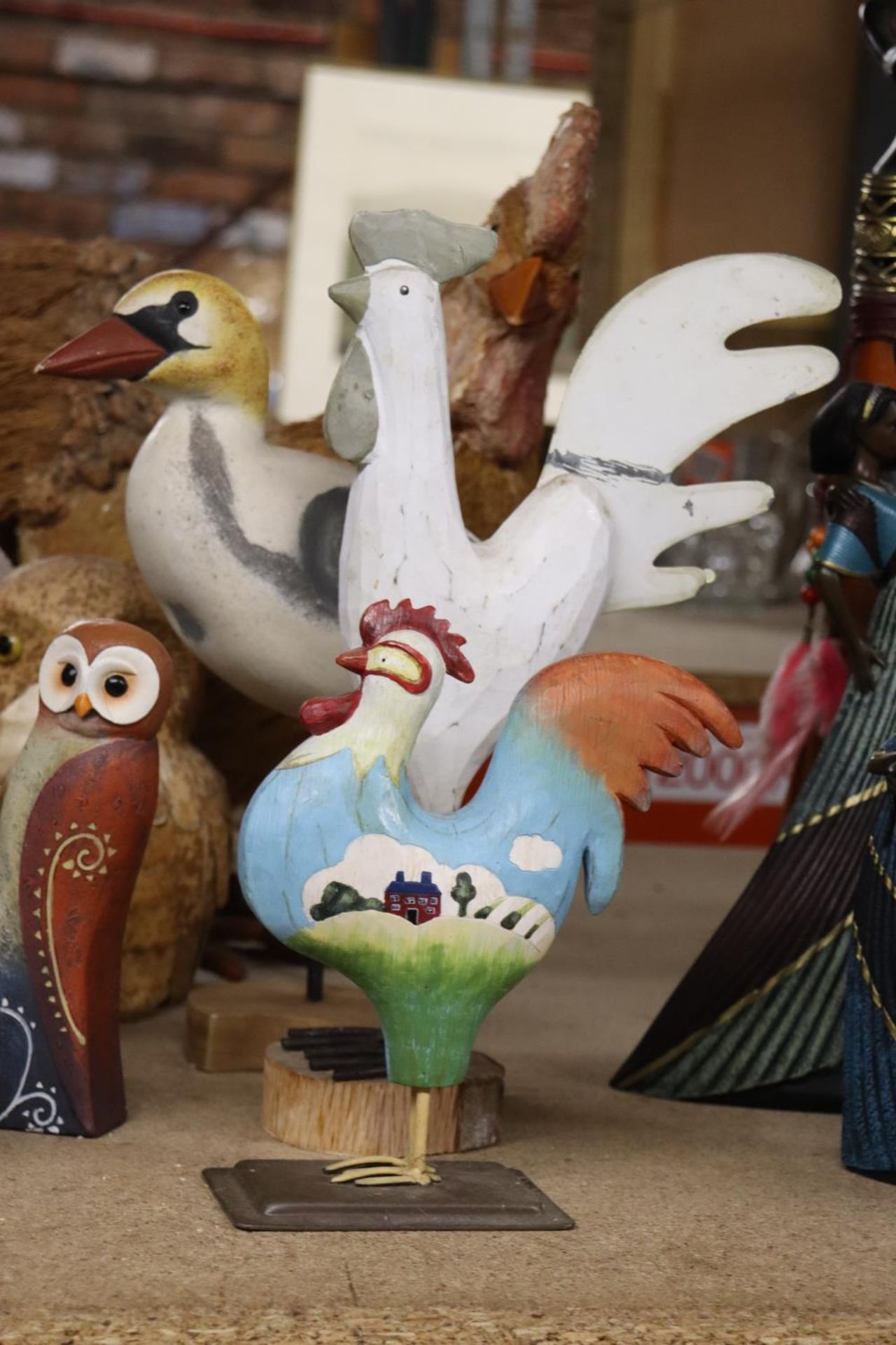 A QUANTITY OF FIGURES TO INCLUDE CERAMIC OWLS, WOODEN BIRDS, HORSE FIGURE, ETC., - Image 2 of 5