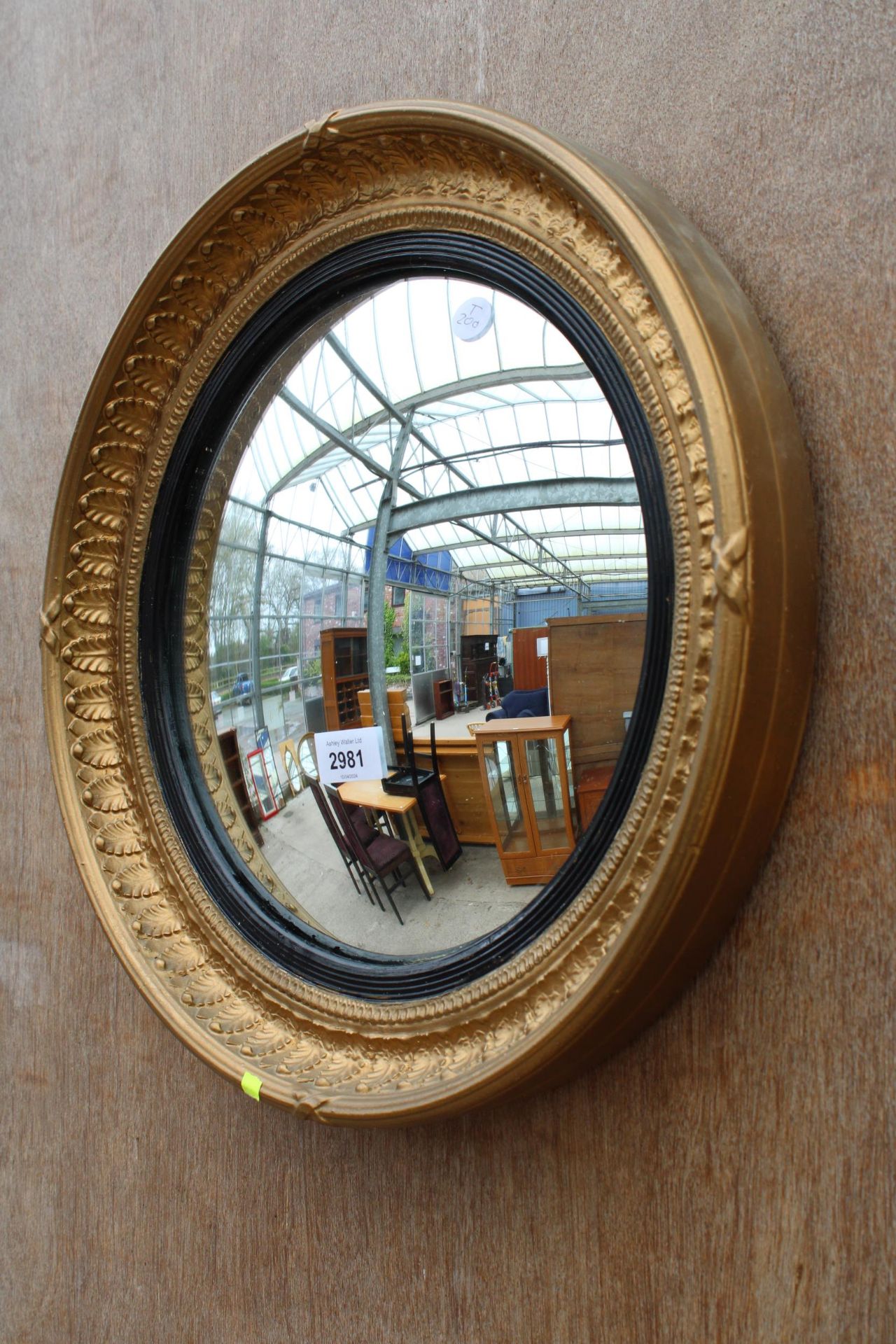 A MID 20TH CENTURY ATSONEA CONVEX GILT FRAMED WALL MIRROR, 16" DIAMETER - Bild 2 aus 2