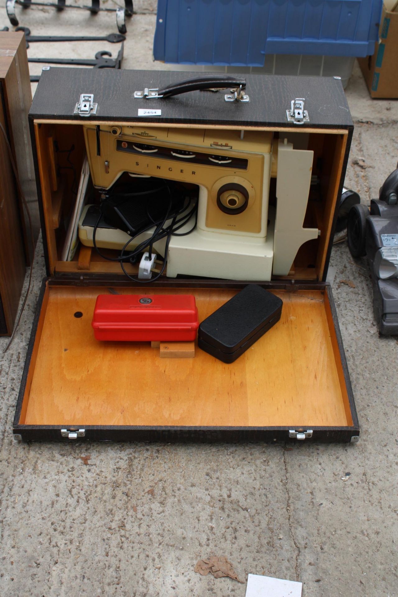 AN ELECTRIC SINGER SEWING MACHINE WITH FOOT PEDAL AND CARRY CASE