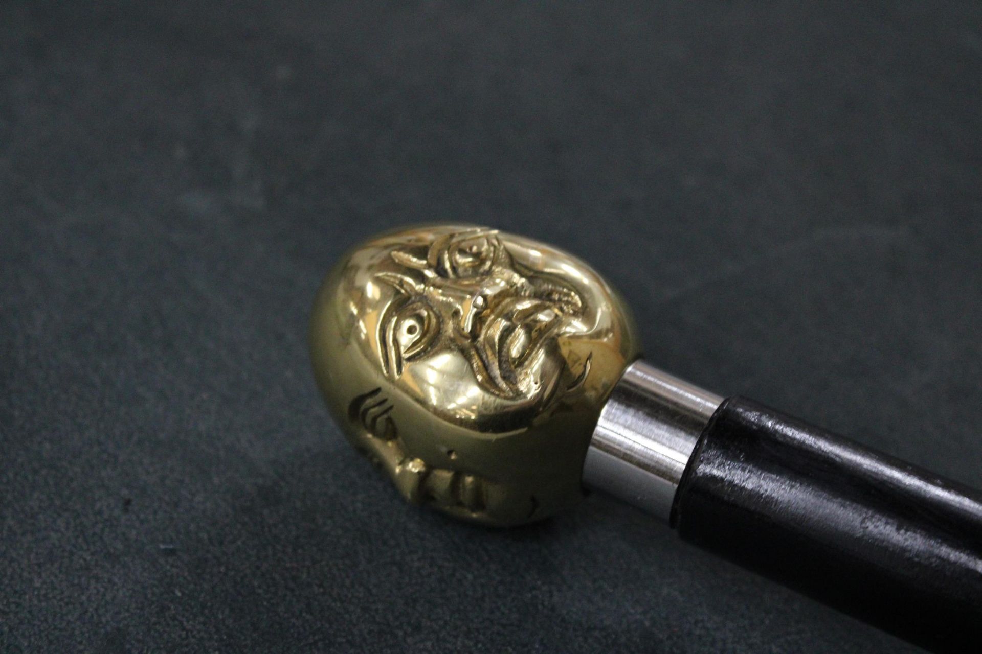 A BRASS FOUR FACED BUDDHA HANDLE WALKING STICK - Image 4 of 6