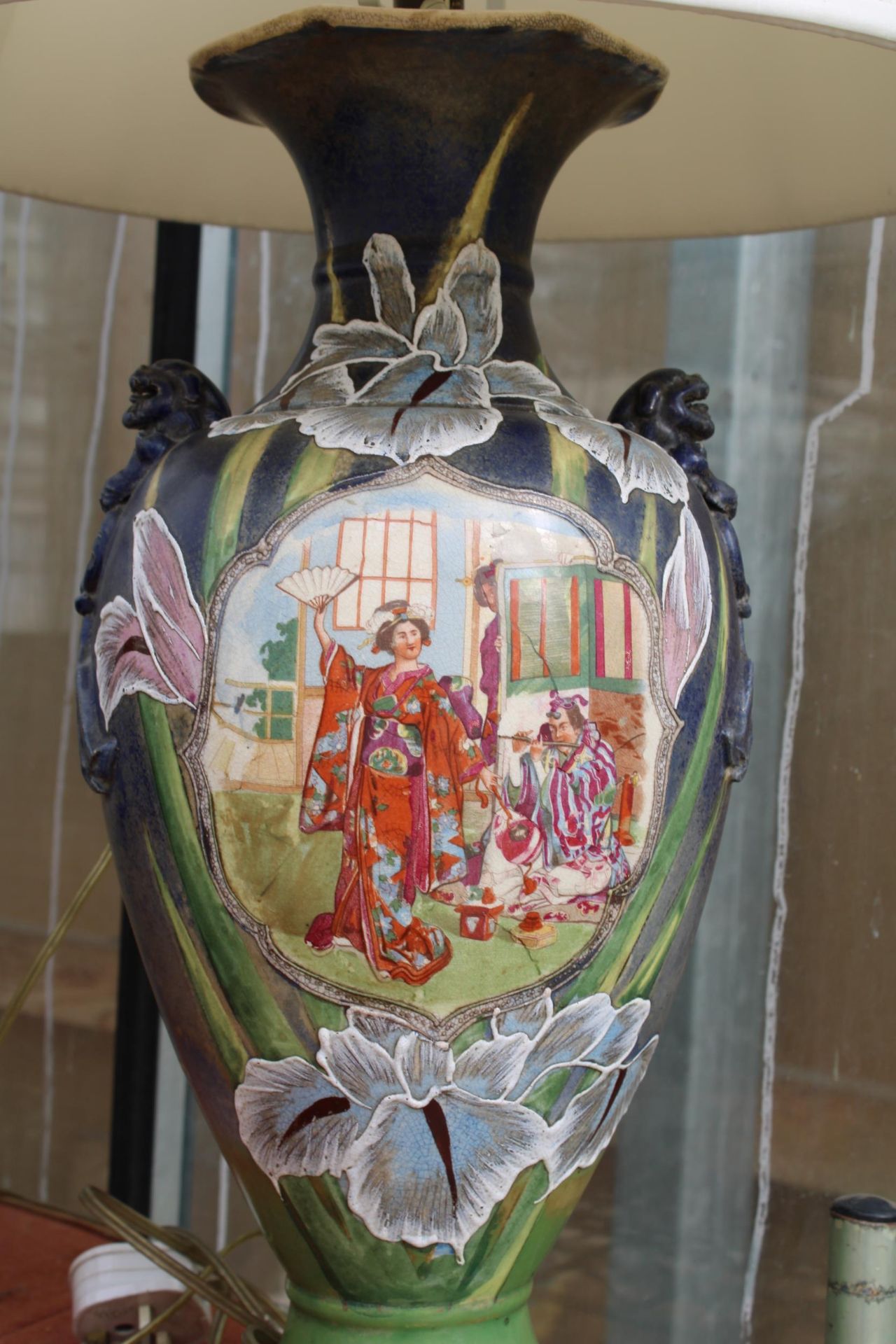 A DECORATIVE FLORAL CERAMIC TABLE LAMP WITH SHADE - Image 2 of 2