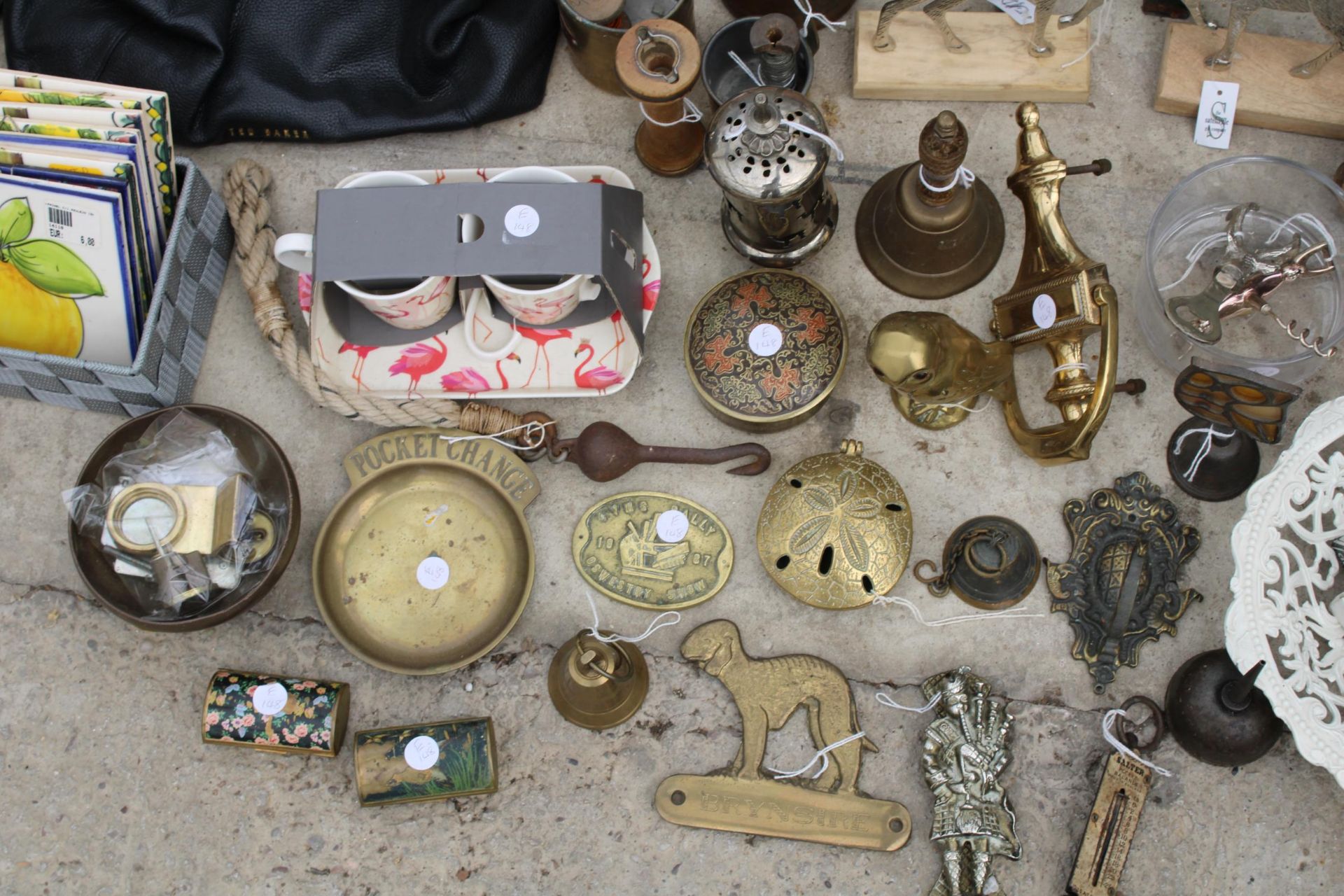 A LARGE ASSORTMENT OF ITEMS TO INCLUDE A BRASS DOOR NOCKER, TILES AND BRASS TRINKET BOXES ETC - Image 2 of 4