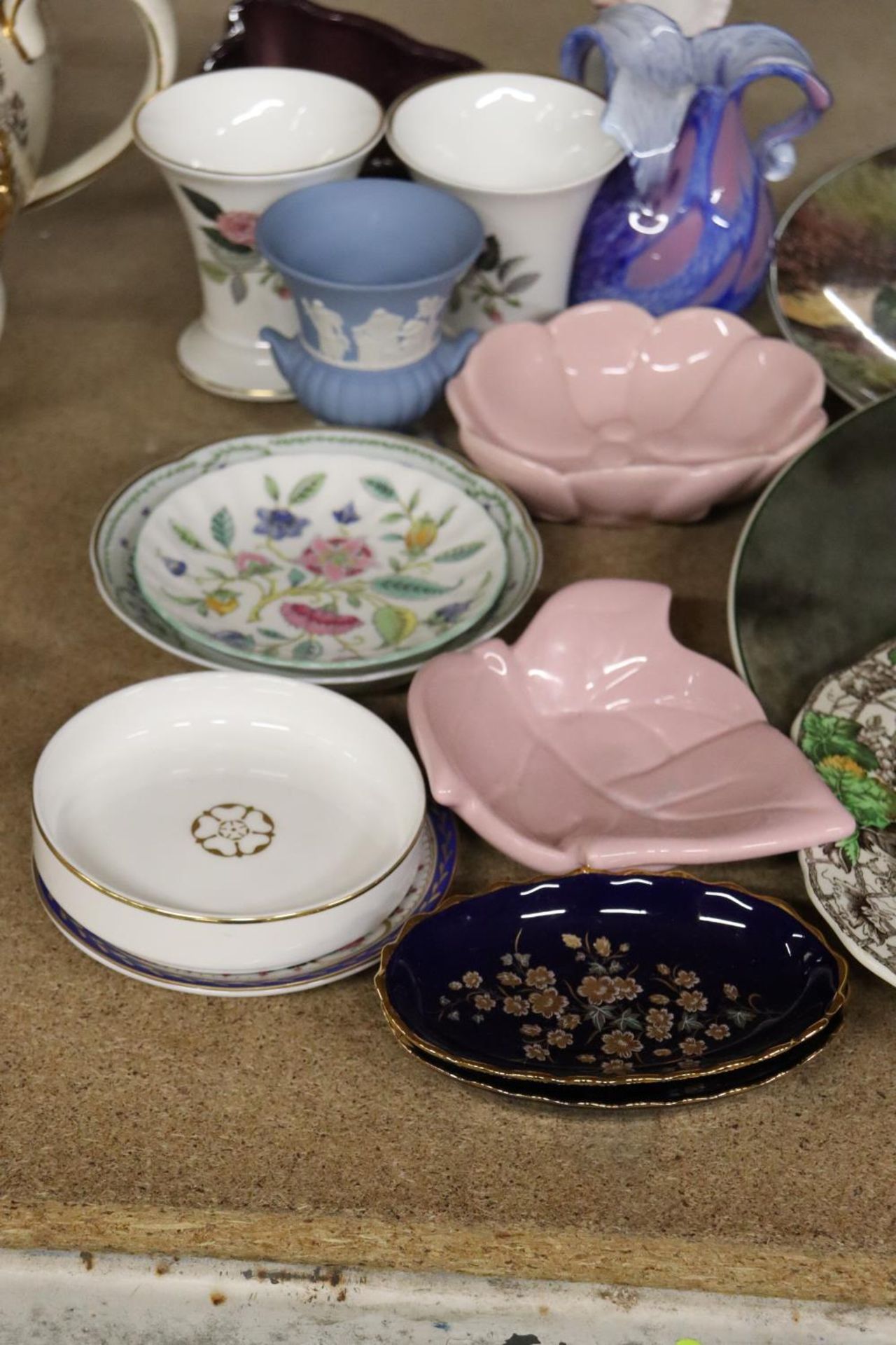 A MIXED LOT OF CERAMICS TO INCLUDE LIMOGES PIN TRAYS, CABINET PLATES, MINTON, WEDGWOOD, ETC - Image 4 of 5