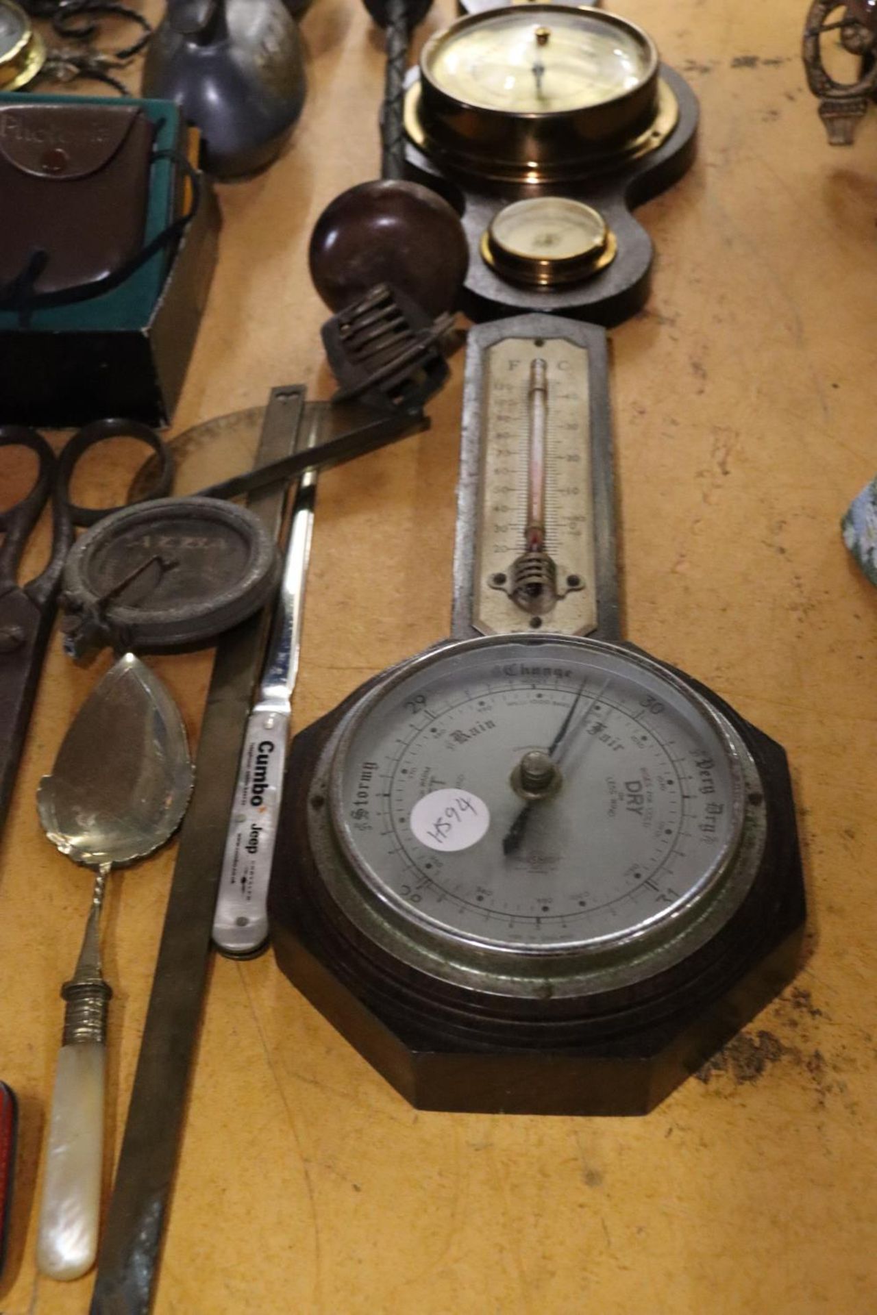 A LARGE QUANTITY OF MIXED ITEMS TO INCLUDE BAROMETERS, CIGARETTE CASES, SILVERPLATE TANKARDS, CAMERA - Bild 4 aus 6