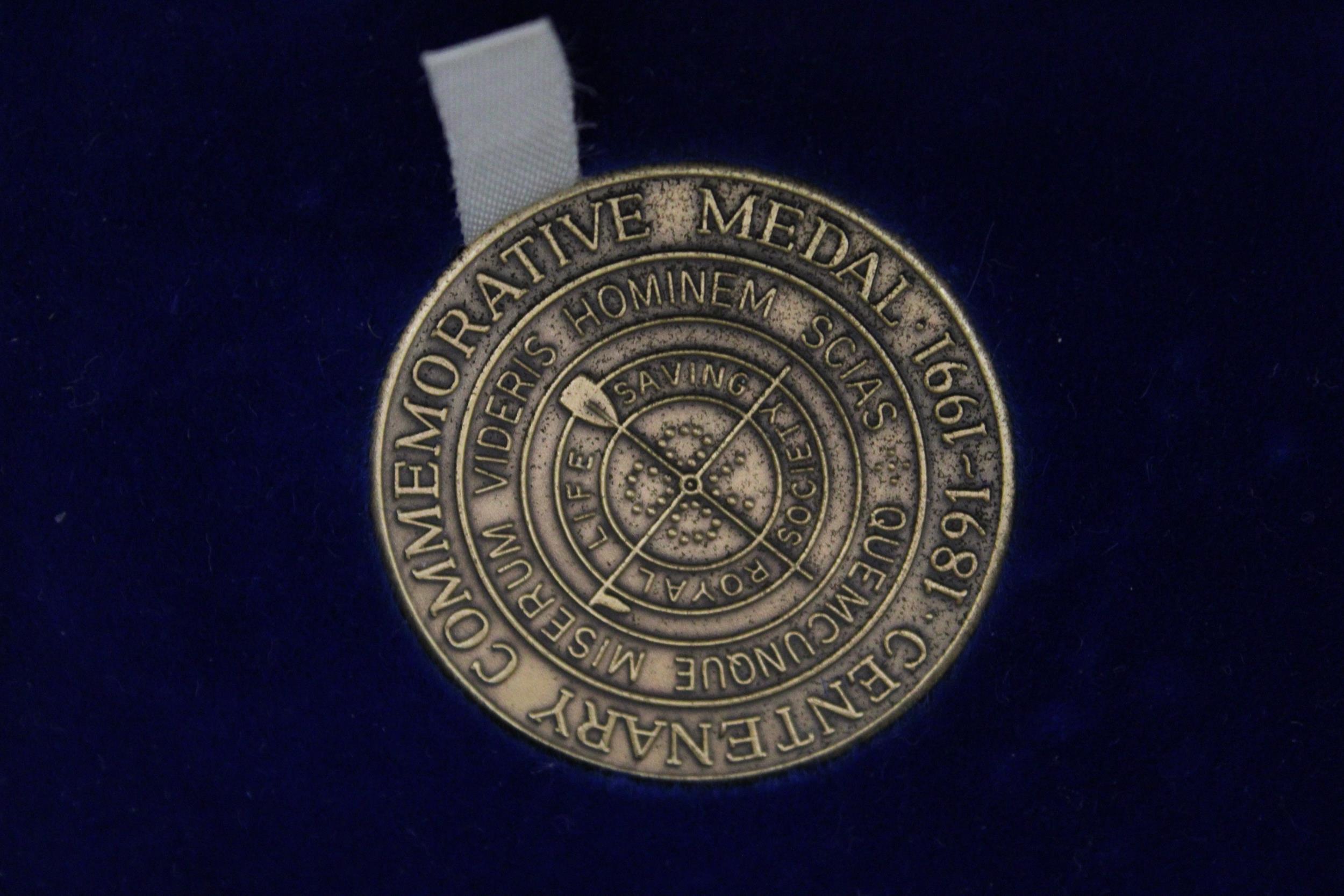 A BOXED BRONZE MEDAL AND ACCOMPANYING PATCH - Image 3 of 5