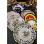 VARIOUS PLATES TO INCLUDE WEDGEWOOD AND A STAFFORDSHIRE POTTERY ORIENTAL BOWL