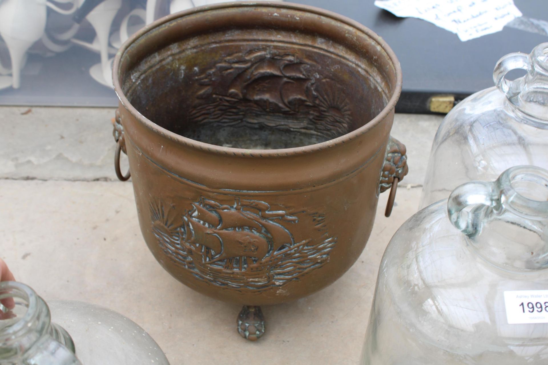 AN ASSORTMENT OF ITEMS TO INCLUDE TWO VINTAGE COPPER PLANTERS, GLASS DEMI JOHNS AND HARDWARE ETC - Image 2 of 3