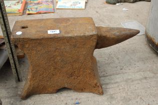 A SMALL HEAVY DUTY BLACKSMITHS ANVIL (L:47CM H:24CM)