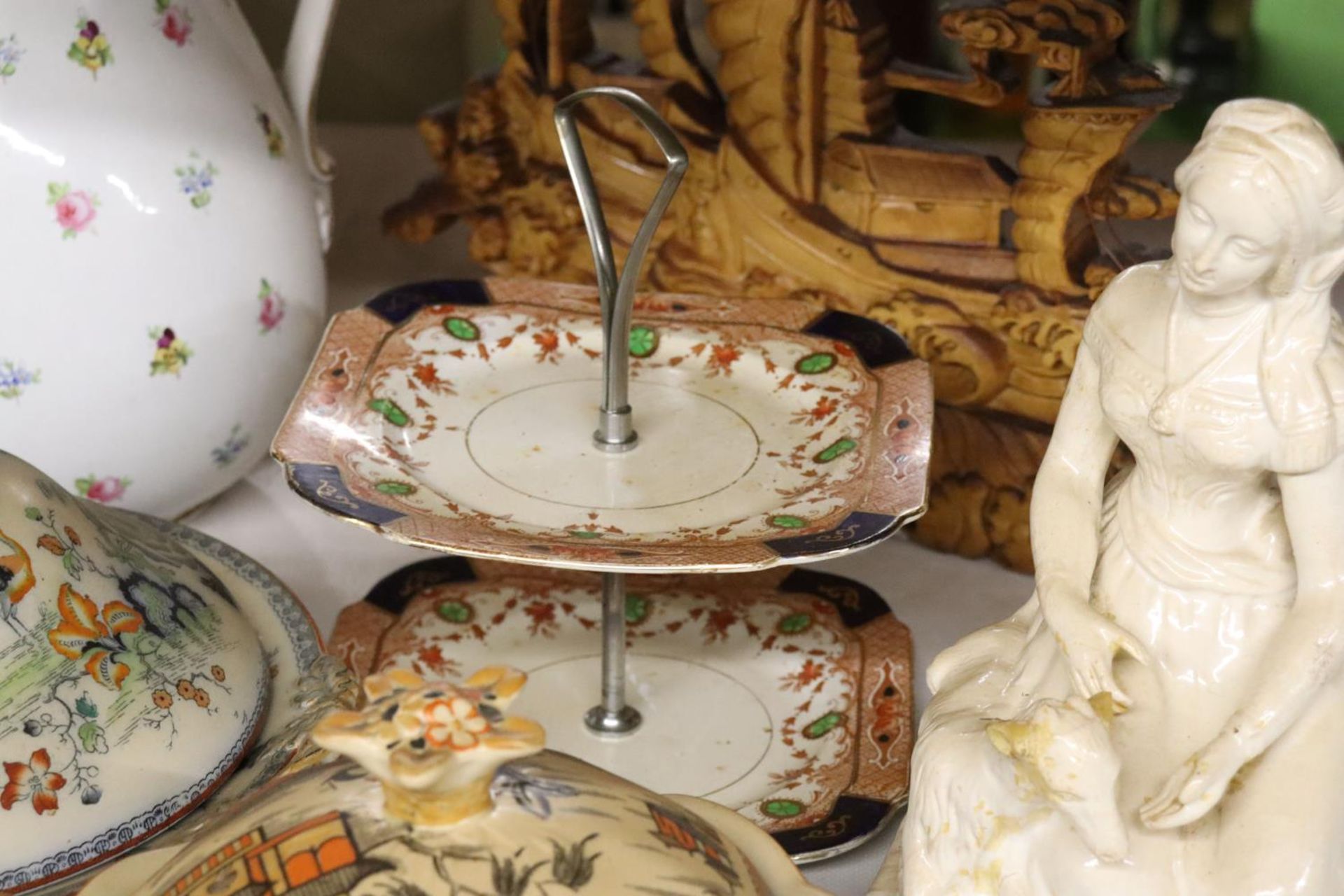 A QUANTITY OF VINTAGE ITEMS TO INCLUDE A MASON'S TUREEN AND COVER, A LARGE FIGURE OF A LADY AND - Bild 3 aus 4